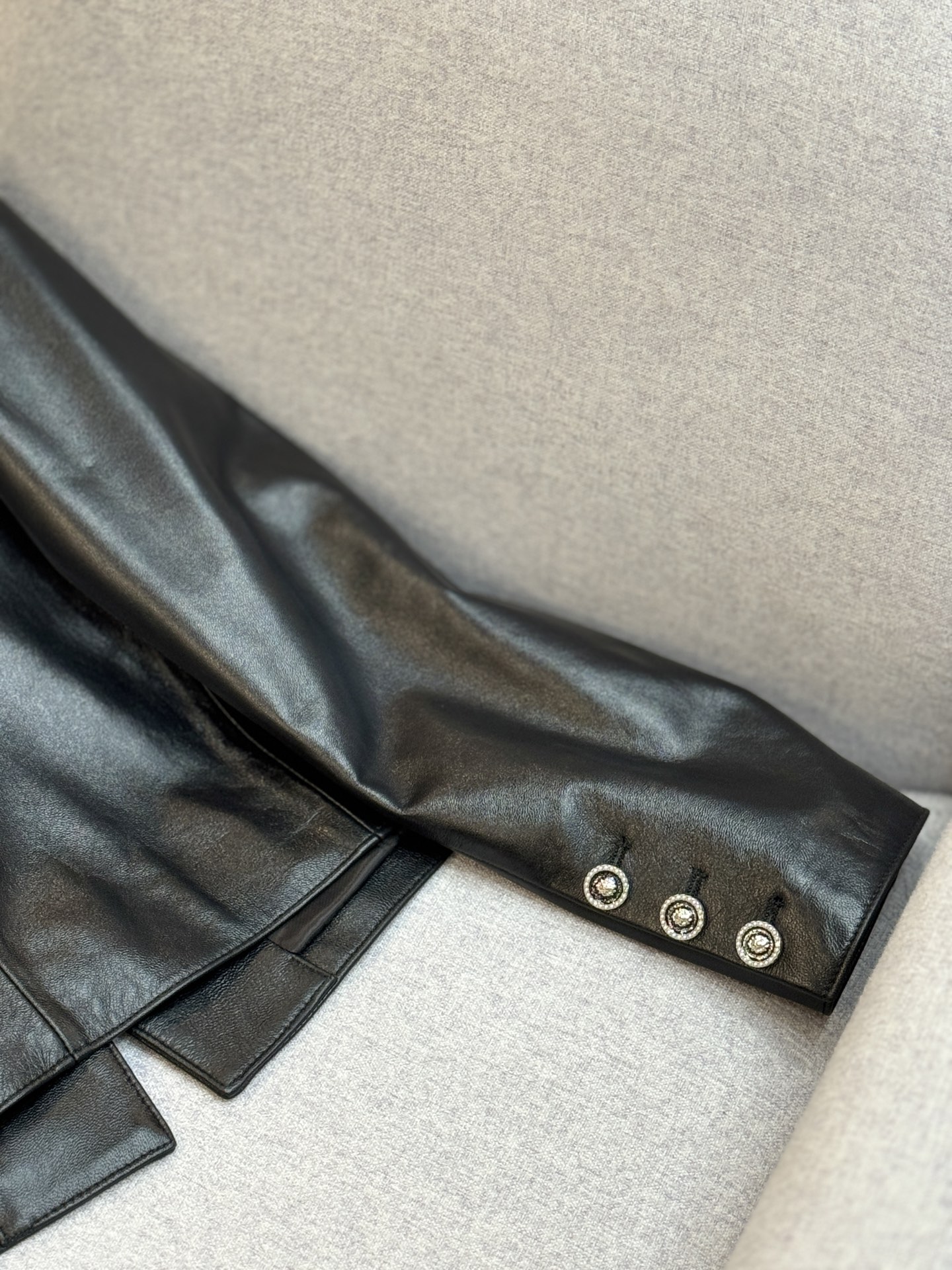 CHANEL一比一皮革立領外套 女士極簡高級感設計秋冬新款｜歐美奢侈品精品推薦