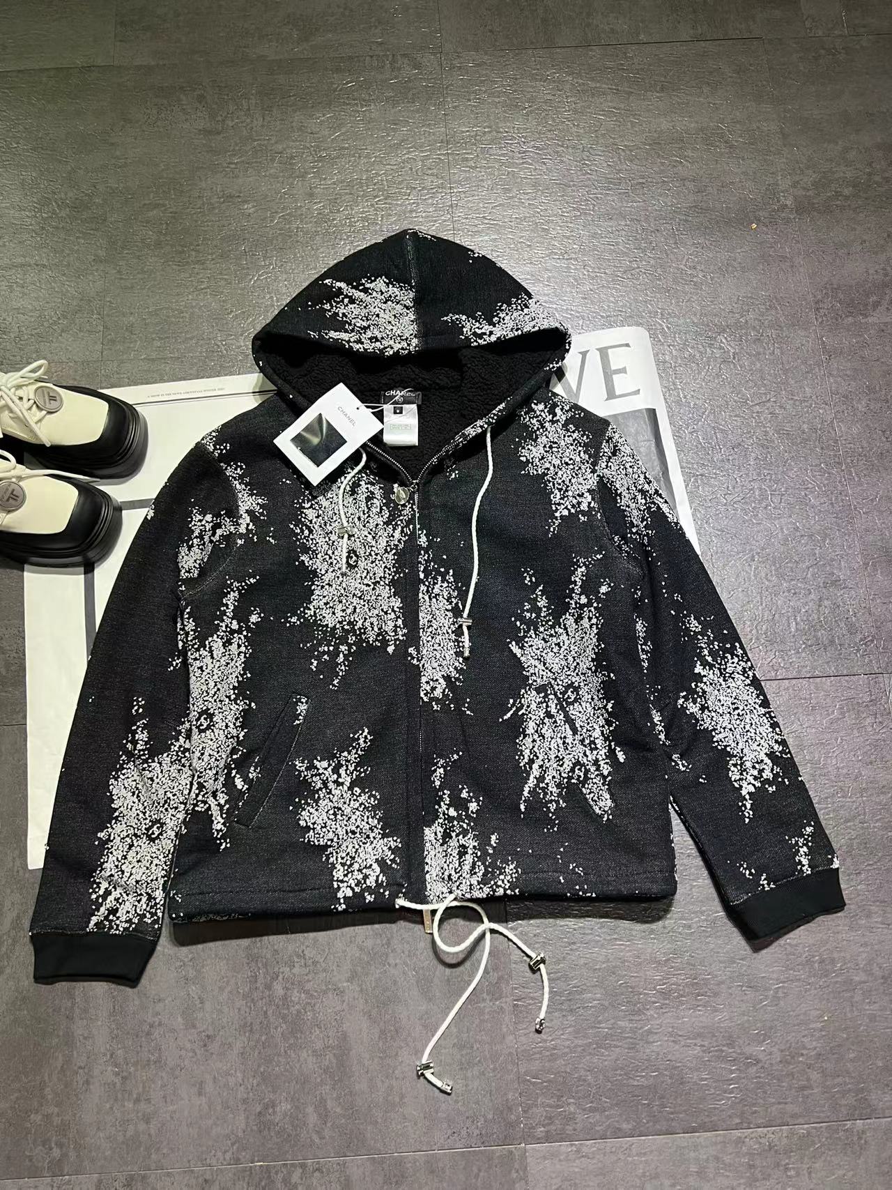 CHANEL原單亮片連帽外套 黑色星光設計 秋冬潮流新款|超A仿原單精品圖片 10 CHANEL原單亮片連帽外套 黑色星光設計 秋冬潮流新款|歐美奢侈品精品推薦