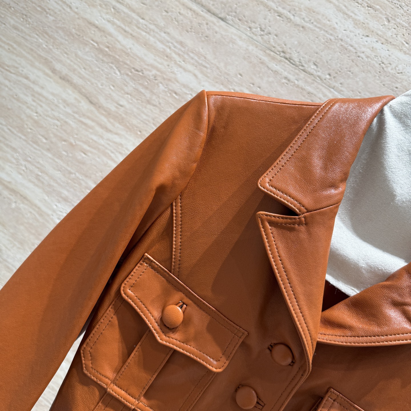 CHANEL精品仿製皮革腰帶外套 女士駝色時尚挺版長版設計|超A仿原單精品圖片 14 CHANEL精品仿製皮革腰帶外套 女士駝色時尚挺版長版設計|歐美奢侈品精品推薦