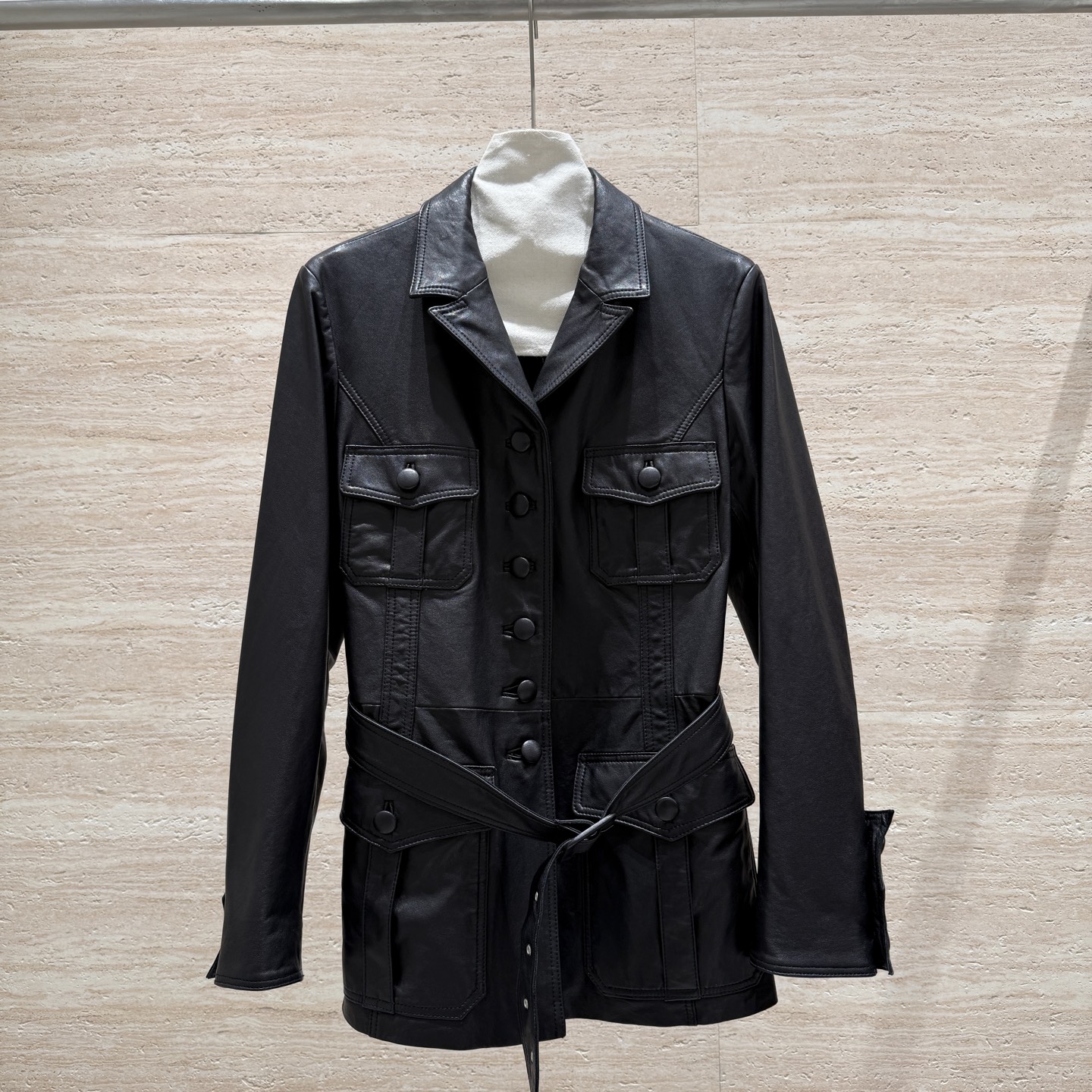 CHANEL高仿皮革腰帶外套 女士黑色經典挺版設計 秋冬時尚款|超A仿原單精品圖片 3 CHANEL高仿皮革腰帶外套 女士黑色經典挺版設計 秋冬時尚款|歐美奢侈品精品推薦