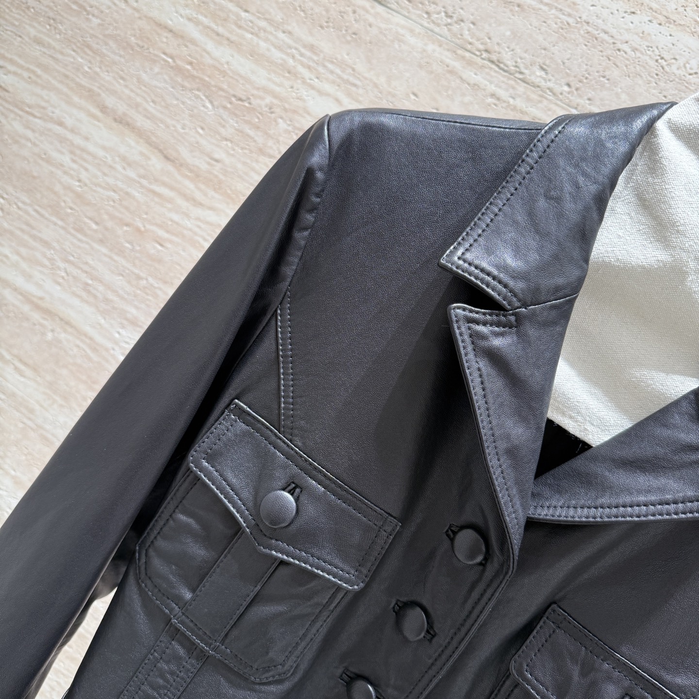 CHANEL高仿皮革腰帶外套 女士黑色經典挺版設計 秋冬時尚款|超A仿原單精品圖片 14 CHANEL高仿皮革腰帶外套 女士黑色經典挺版設計 秋冬時尚款|歐美奢侈品精品推薦