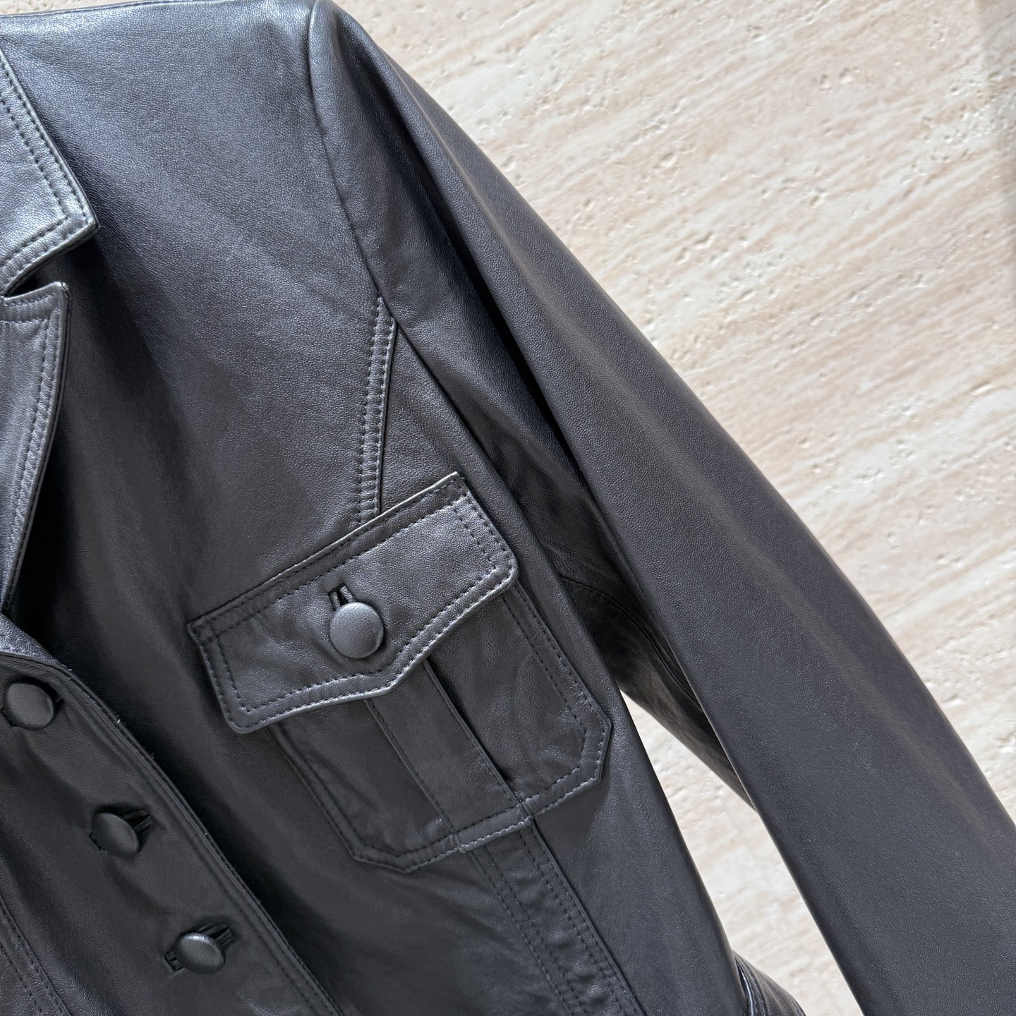 CHANEL高仿皮革腰帶外套 女士黑色經典挺版設計 秋冬時尚款|超A仿原單精品圖片 13 CHANEL高仿皮革腰帶外套 女士黑色經典挺版設計 秋冬時尚款|歐美奢侈品精品推薦