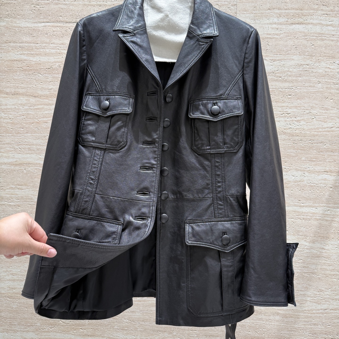 CHANEL高仿皮革腰帶外套 女士黑色經典挺版設計 秋冬時尚款|超A仿原單精品圖片 12 CHANEL高仿皮革腰帶外套 女士黑色經典挺版設計 秋冬時尚款|歐美奢侈品精品推薦