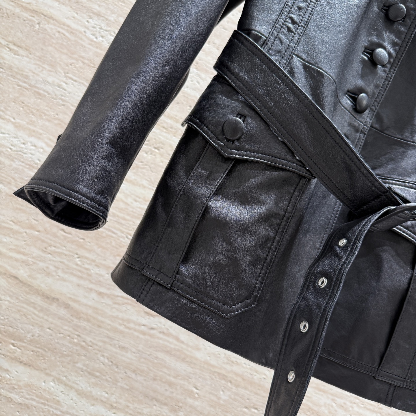 CHANEL高仿皮革腰帶外套 女士黑色經典挺版設計 秋冬時尚款|超A仿原單精品圖片 11 CHANEL高仿皮革腰帶外套 女士黑色經典挺版設計 秋冬時尚款|歐美奢侈品精品推薦