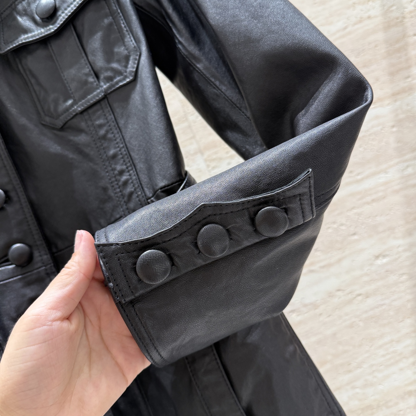 CHANEL高仿皮革腰帶外套 女士黑色經典挺版設計 秋冬時尚款|超A仿原單精品圖片 10 CHANEL高仿皮革腰帶外套 女士黑色經典挺版設計 秋冬時尚款|歐美奢侈品精品推薦