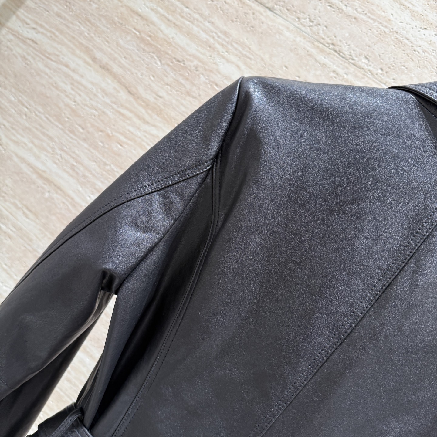 CHANEL高仿皮革腰帶外套 女士黑色經典挺版設計 秋冬時尚款|超A仿原單精品圖片 9 CHANEL高仿皮革腰帶外套 女士黑色經典挺版設計 秋冬時尚款|歐美奢侈品精品推薦