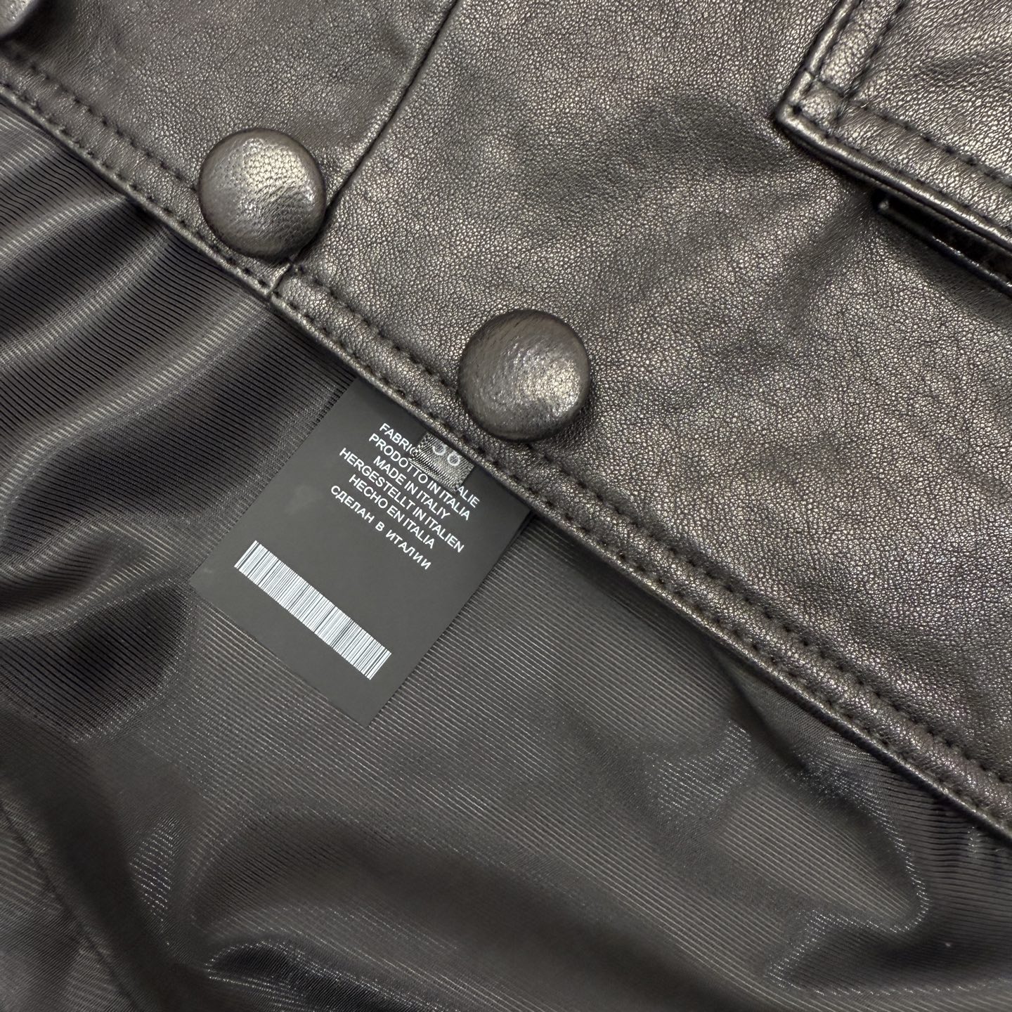 CHANEL高仿皮革腰帶外套 女士黑色經典挺版設計 秋冬時尚款|超A仿原單精品圖片 8 CHANEL高仿皮革腰帶外套 女士黑色經典挺版設計 秋冬時尚款|歐美奢侈品精品推薦