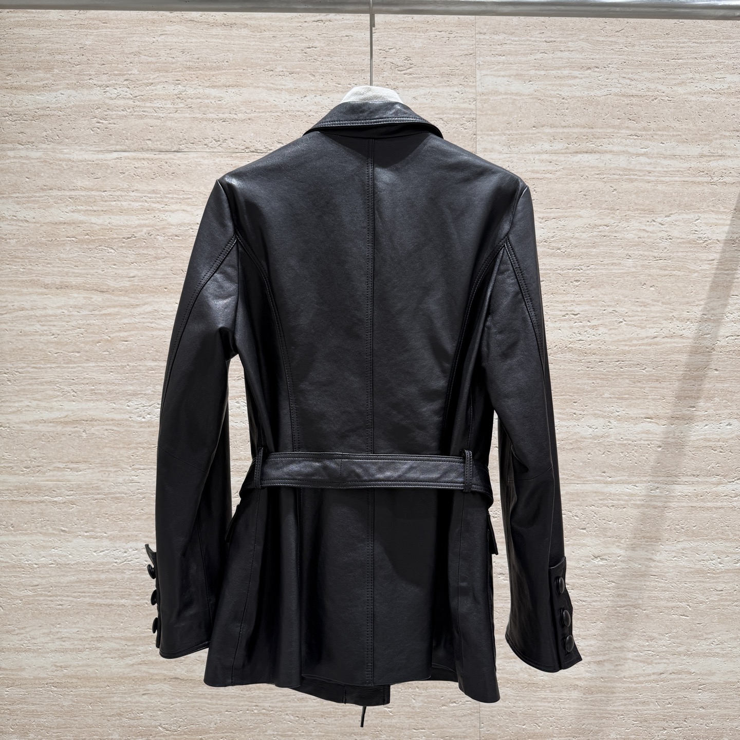 CHANEL高仿皮革腰帶外套 女士黑色經典挺版設計 秋冬時尚款|超A仿原單精品圖片 7 CHANEL高仿皮革腰帶外套 女士黑色經典挺版設計 秋冬時尚款|歐美奢侈品精品推薦