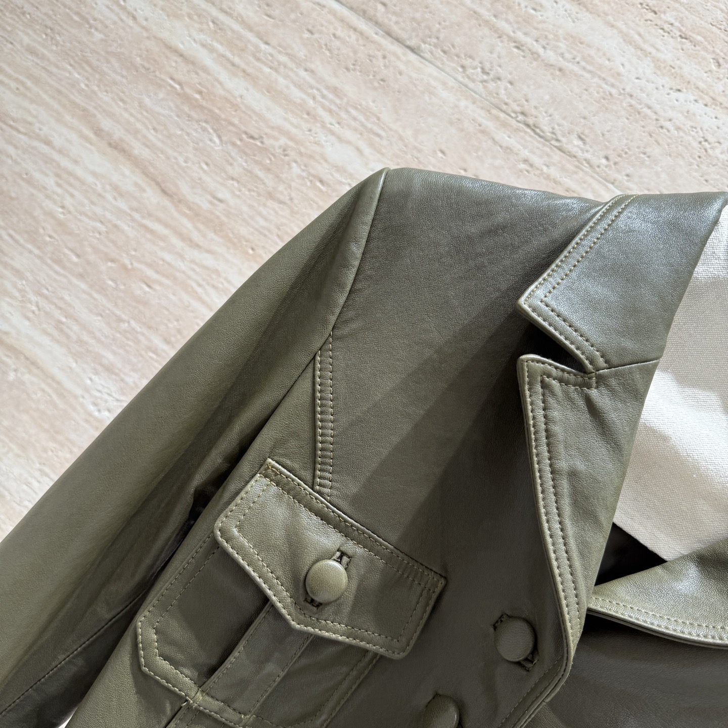 CHANEL一比一皮革腰帶外套 女士軍綠色挺版設計 秋冬新款|超A仿原單精品圖片 13 CHANEL一比一皮革腰帶外套 女士軍綠色挺版設計 秋冬新款|歐美奢侈品精品推薦