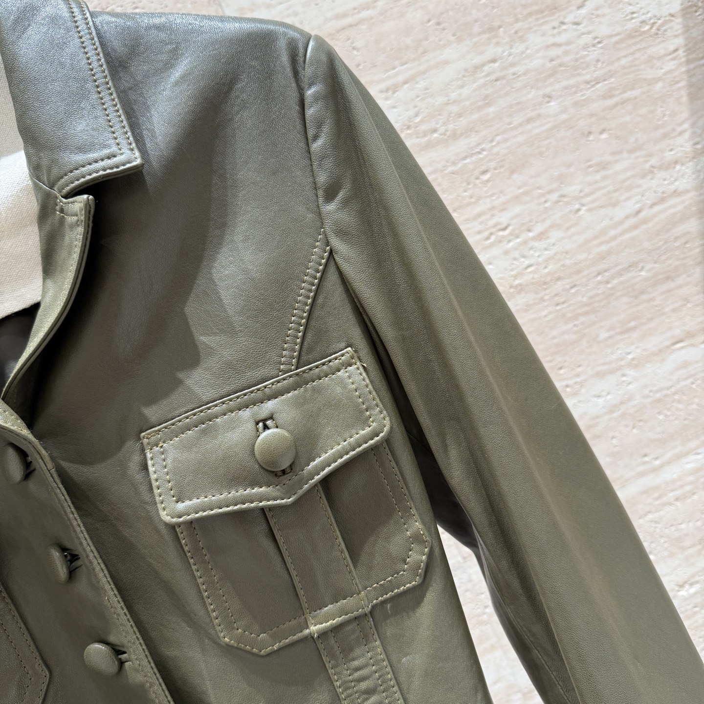 CHANEL一比一皮革腰帶外套 女士軍綠色挺版設計 秋冬新款|超A仿原單精品圖片 12 CHANEL一比一皮革腰帶外套 女士軍綠色挺版設計 秋冬新款|歐美奢侈品精品推薦