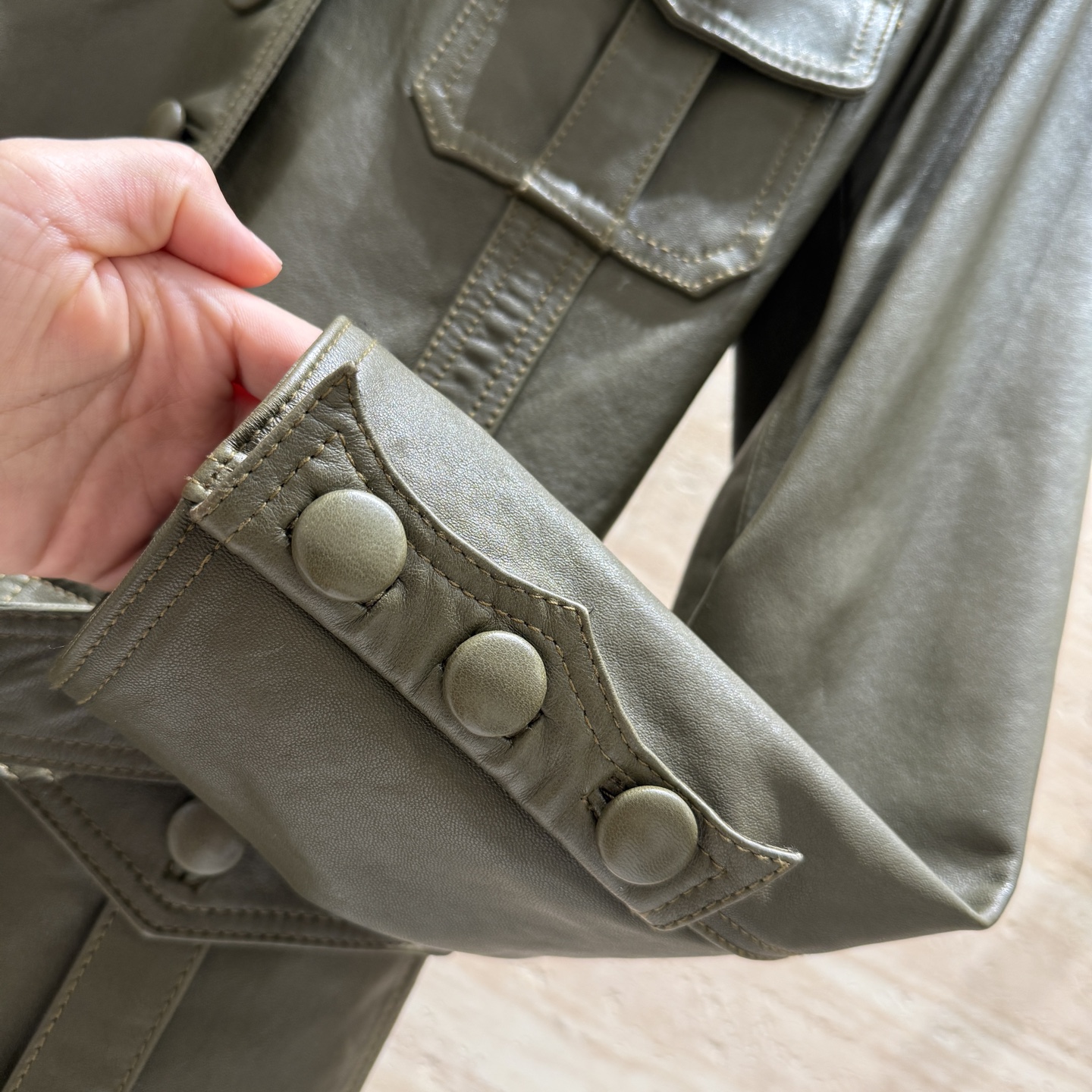 CHANEL一比一皮革腰帶外套 女士軍綠色挺版設計 秋冬新款|超A仿原單精品圖片 9 CHANEL一比一皮革腰帶外套 女士軍綠色挺版設計 秋冬新款|歐美奢侈品精品推薦