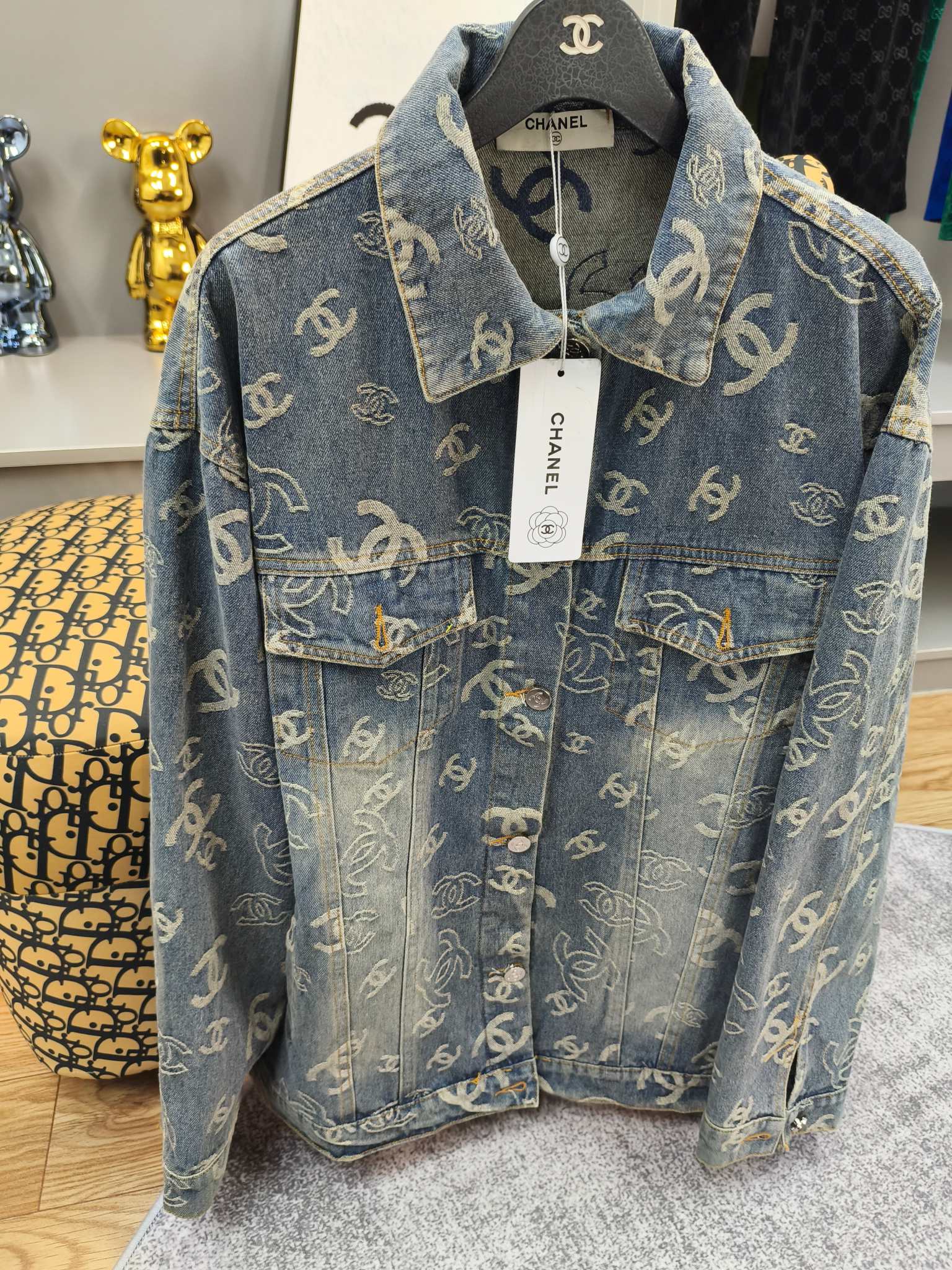 CHANEL高仿滿版LOGO牛仔外套 女士復古藍刷色設計|超A仿原單精品圖片 14 CHANEL高仿滿版LOGO牛仔外套 女士復古藍刷色設計|歐美奢侈品精品推薦