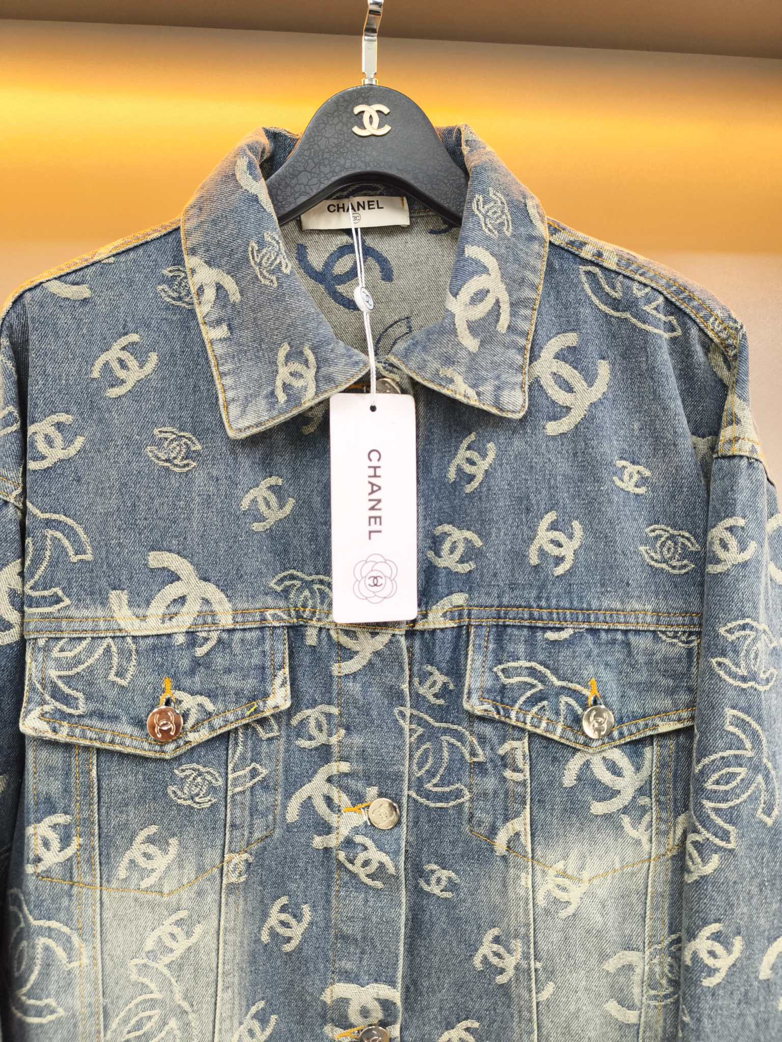 CHANEL高仿滿版LOGO牛仔外套 女士復古藍刷色設計|超A仿原單精品圖片 12 CHANEL高仿滿版LOGO牛仔外套 女士復古藍刷色設計|歐美奢侈品精品推薦