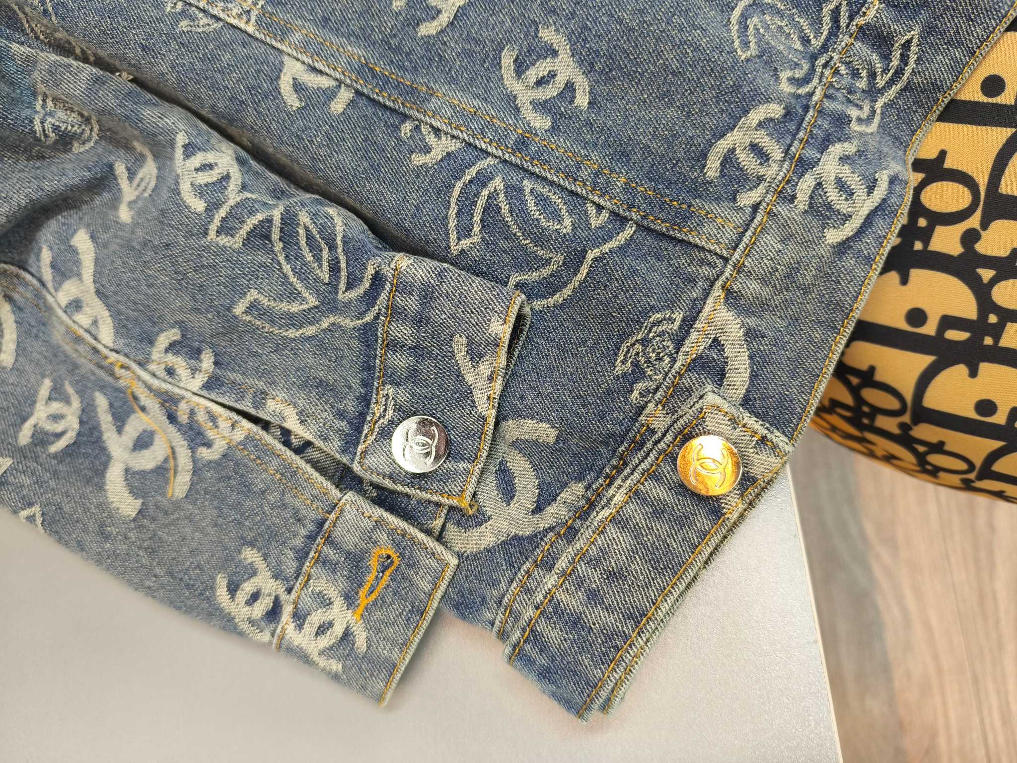 CHANEL高仿滿版LOGO牛仔外套 女士復古藍刷色設計|超A仿原單精品圖片 11 CHANEL高仿滿版LOGO牛仔外套 女士復古藍刷色設計|歐美奢侈品精品推薦