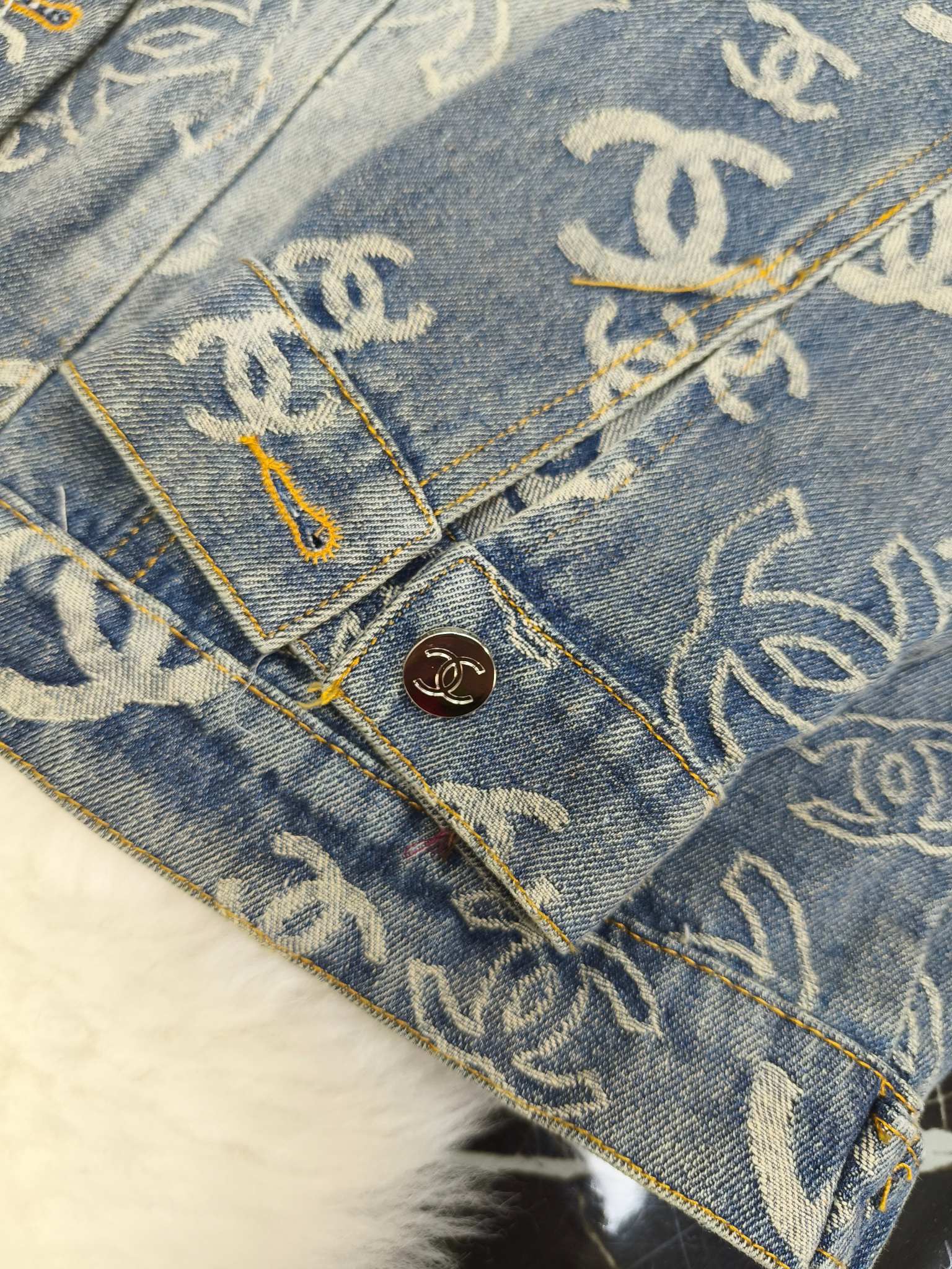 CHANEL高仿滿版LOGO牛仔外套 女士復古藍刷色設計|超A仿原單精品圖片 8 CHANEL高仿滿版LOGO牛仔外套 女士復古藍刷色設計|歐美奢侈品精品推薦