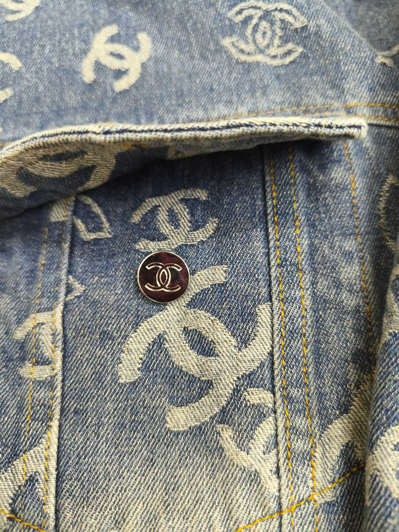 CHANEL高仿滿版LOGO牛仔外套 女士復古藍刷色設計|超A仿原單精品圖片 7 CHANEL高仿滿版LOGO牛仔外套 女士復古藍刷色設計|歐美奢侈品精品推薦