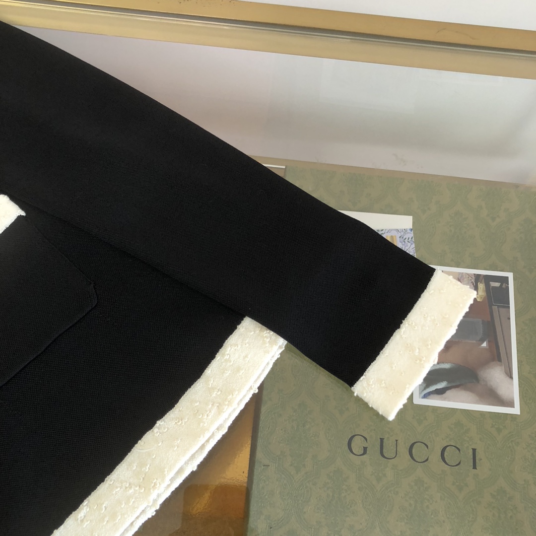 CHANEL高仿針織外套 經典黑白撞色雙口袋設計|超A仿原單精品圖片 11 CHANEL高仿針織外套 經典黑白撞色雙口袋設計|歐美奢侈品精品推薦