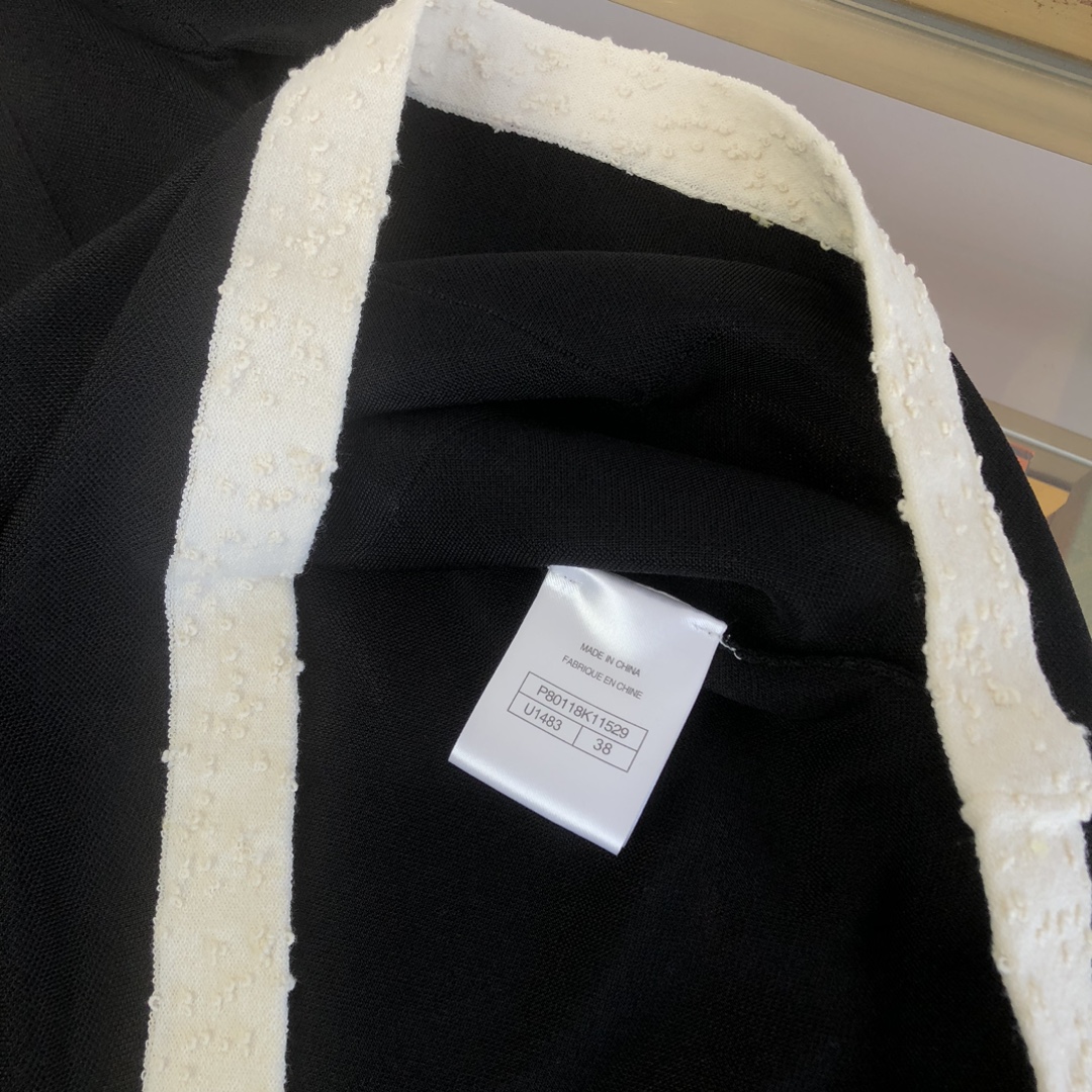 CHANEL高仿針織外套 經典黑白撞色雙口袋設計|超A仿原單精品圖片 8 CHANEL高仿針織外套 經典黑白撞色雙口袋設計|歐美奢侈品精品推薦