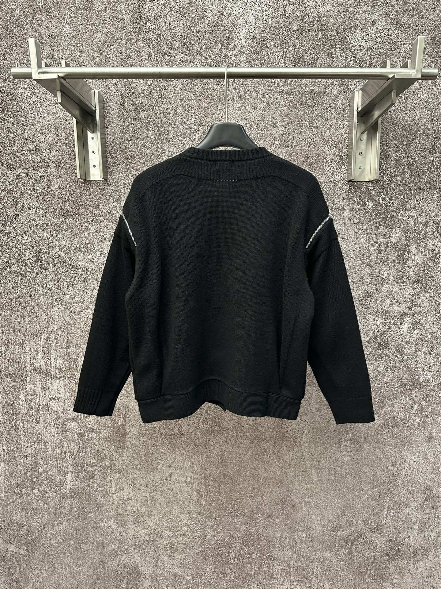 CHANEL經典黑色圓領針織開衫 高仿精品女款外套|超A仿原單精品圖片 13 CHANEL經典黑色圓領針織開衫 高仿精品女款外套|歐美奢侈品精品推薦