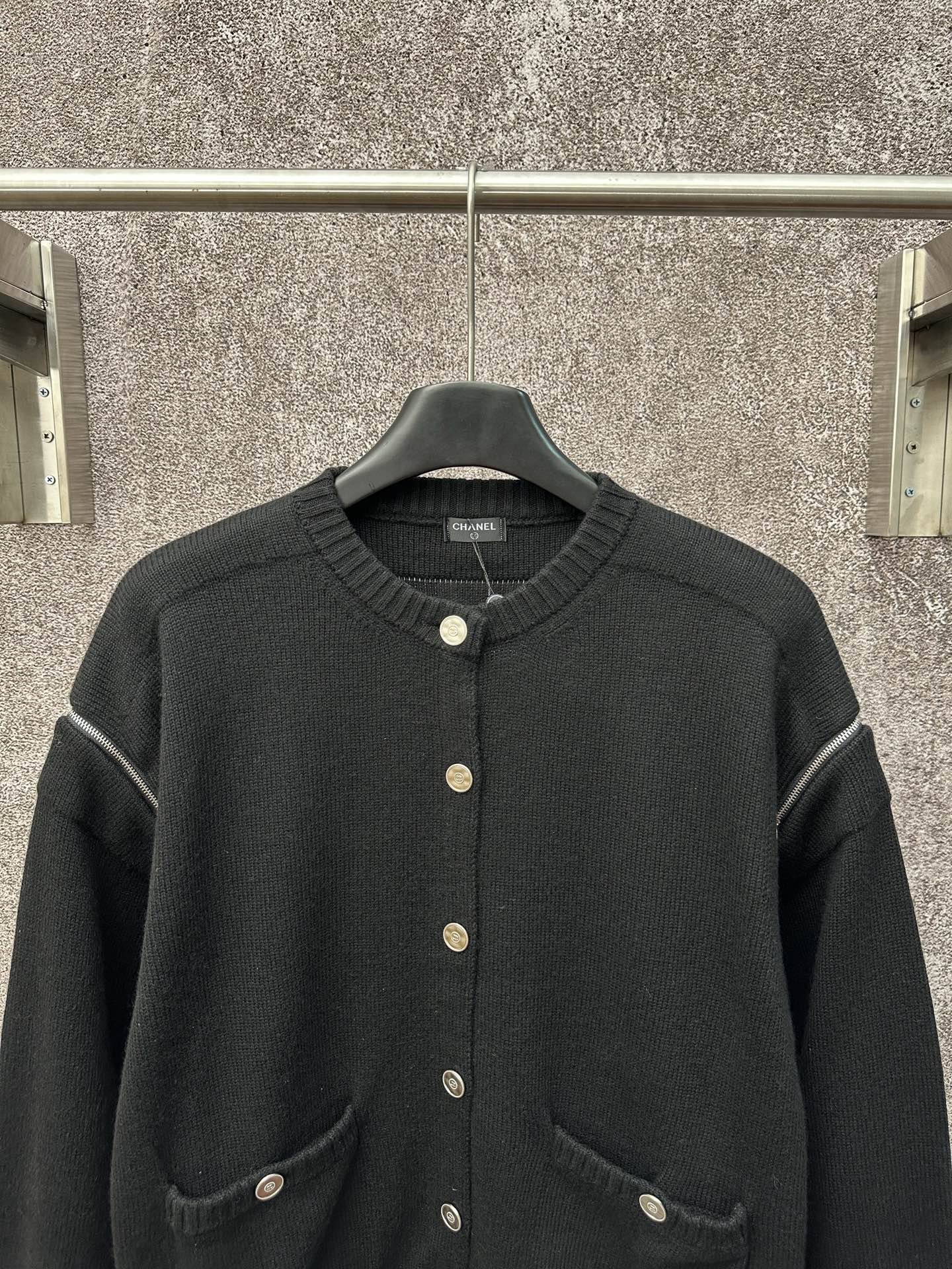 CHANEL經典黑色圓領針織開衫 高仿精品女款外套|超A仿原單精品圖片 12 CHANEL經典黑色圓領針織開衫 高仿精品女款外套|歐美奢侈品精品推薦