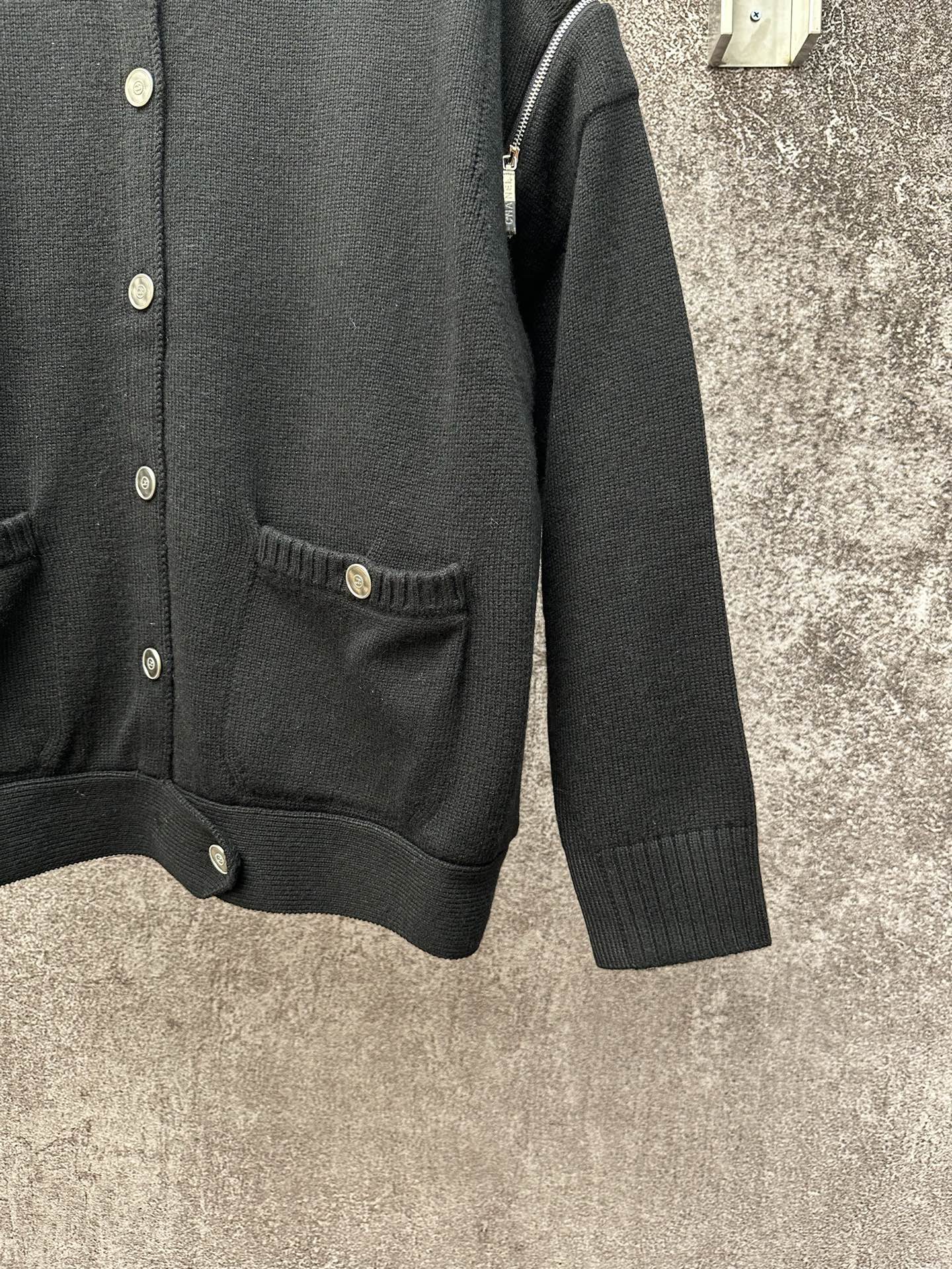 CHANEL經典黑色圓領針織開衫 高仿精品女款外套|超A仿原單精品圖片 11 CHANEL經典黑色圓領針織開衫 高仿精品女款外套|歐美奢侈品精品推薦