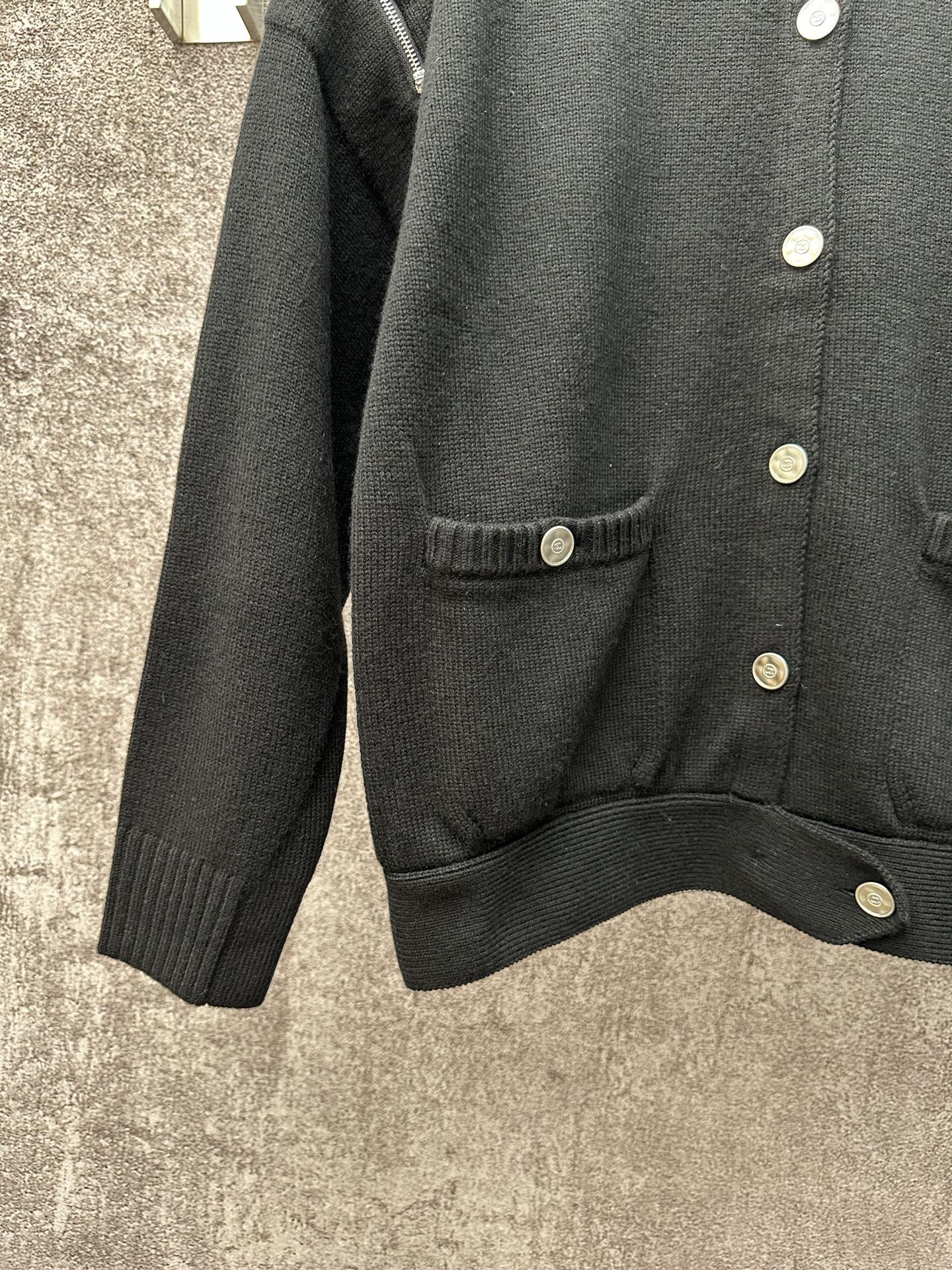 CHANEL經典黑色圓領針織開衫 高仿精品女款外套|超A仿原單精品圖片 10 CHANEL經典黑色圓領針織開衫 高仿精品女款外套|歐美奢侈品精品推薦