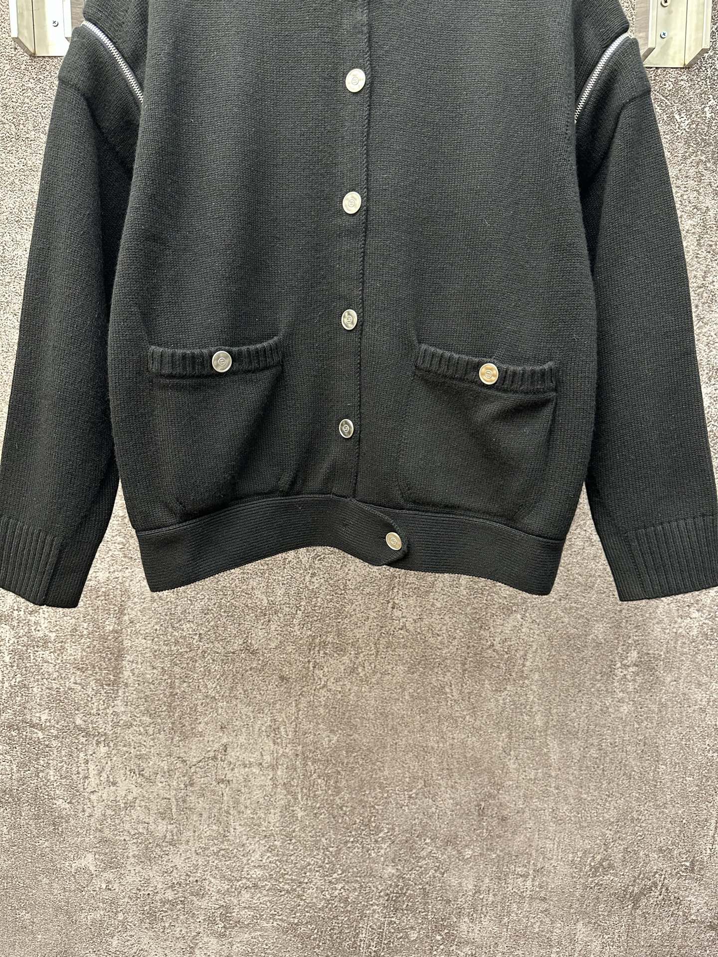 CHANEL經典黑色圓領針織開衫 高仿精品女款外套|超A仿原單精品圖片 9 CHANEL經典黑色圓領針織開衫 高仿精品女款外套|歐美奢侈品精品推薦