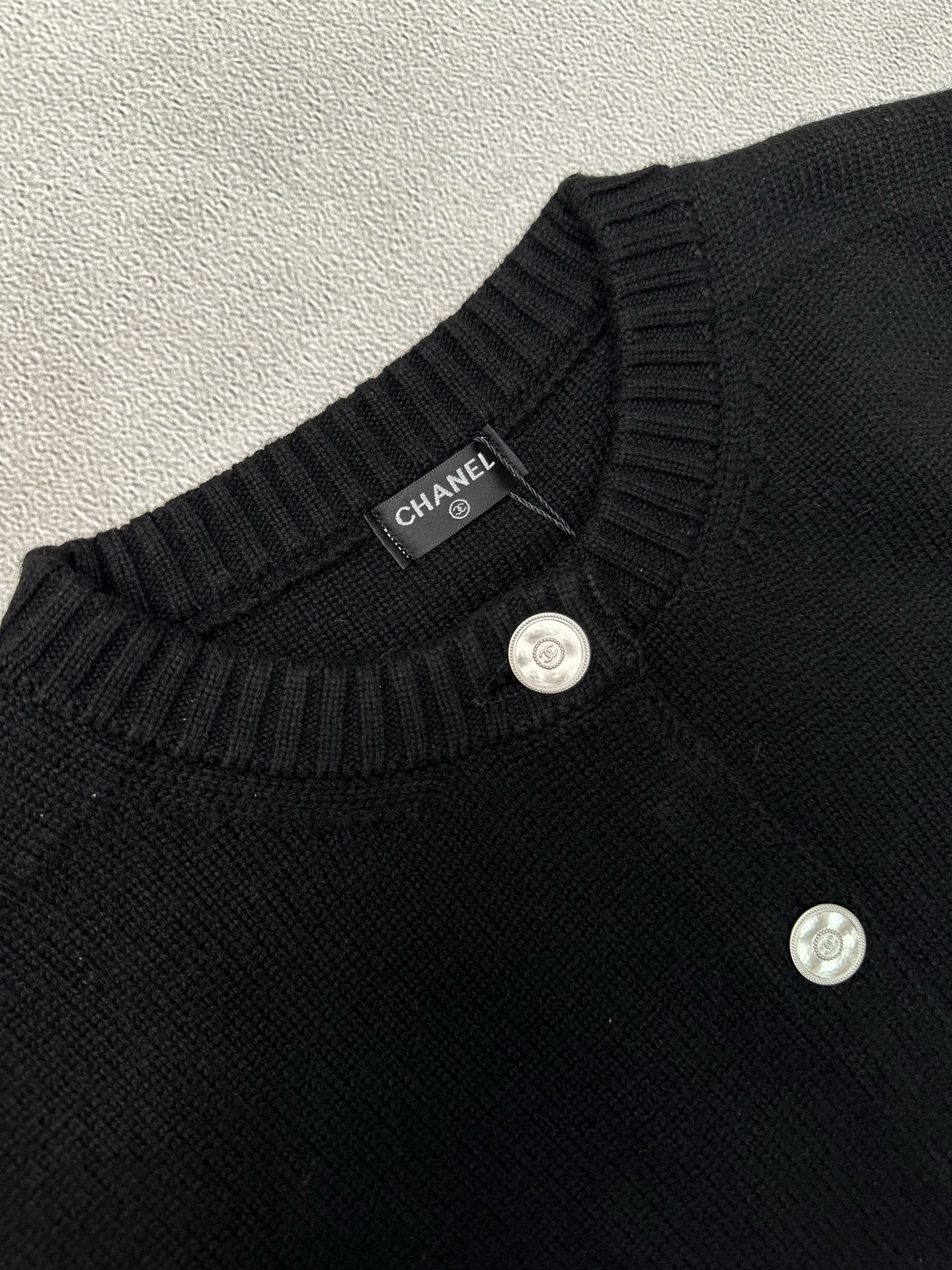 CHANEL經典黑色圓領針織開衫 高仿精品女款外套|超A仿原單精品圖片 8 CHANEL經典黑色圓領針織開衫 高仿精品女款外套|歐美奢侈品精品推薦