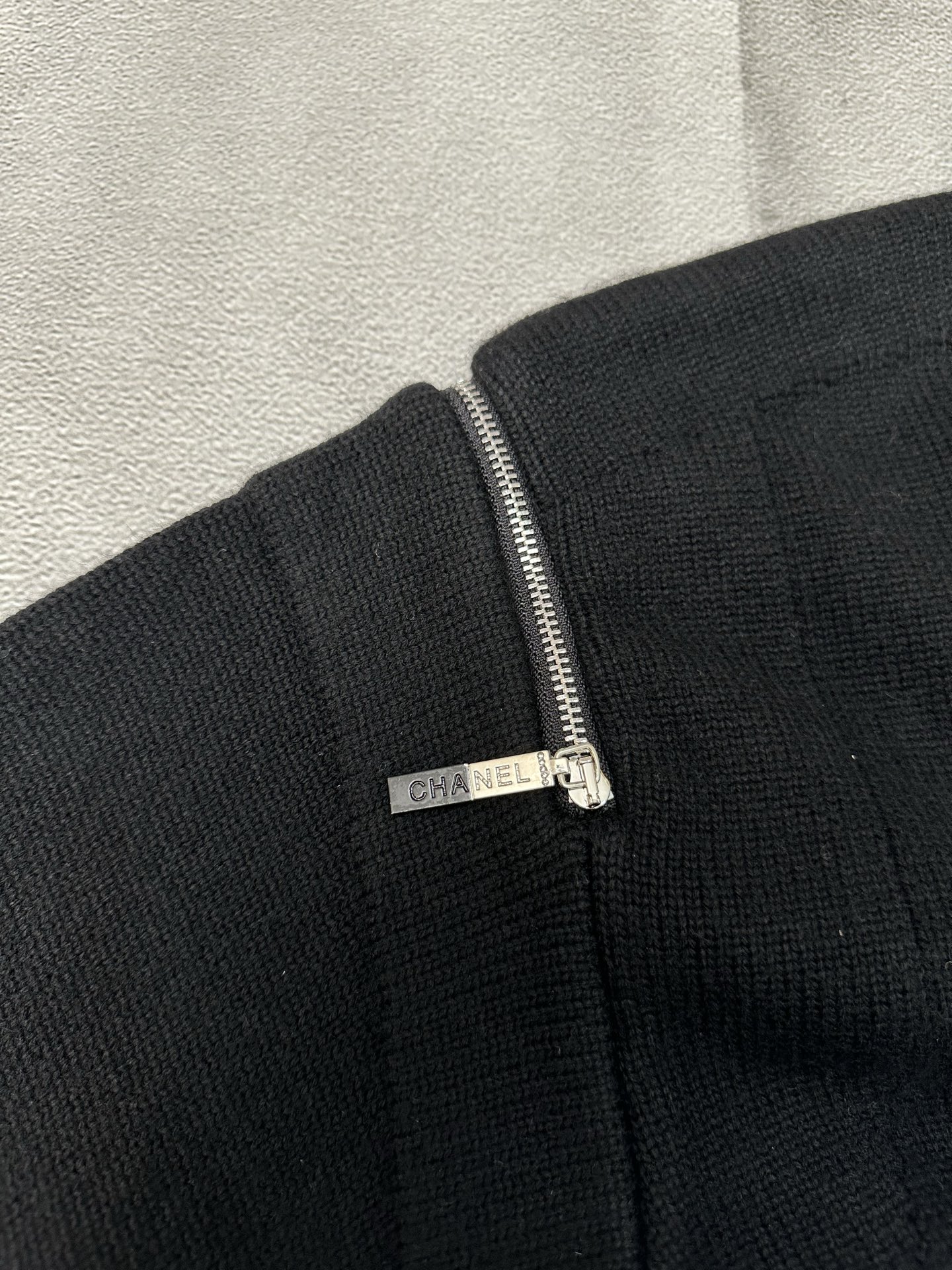 CHANEL經典黑色圓領針織開衫 高仿精品女款外套|超A仿原單精品圖片 7 CHANEL經典黑色圓領針織開衫 高仿精品女款外套|歐美奢侈品精品推薦