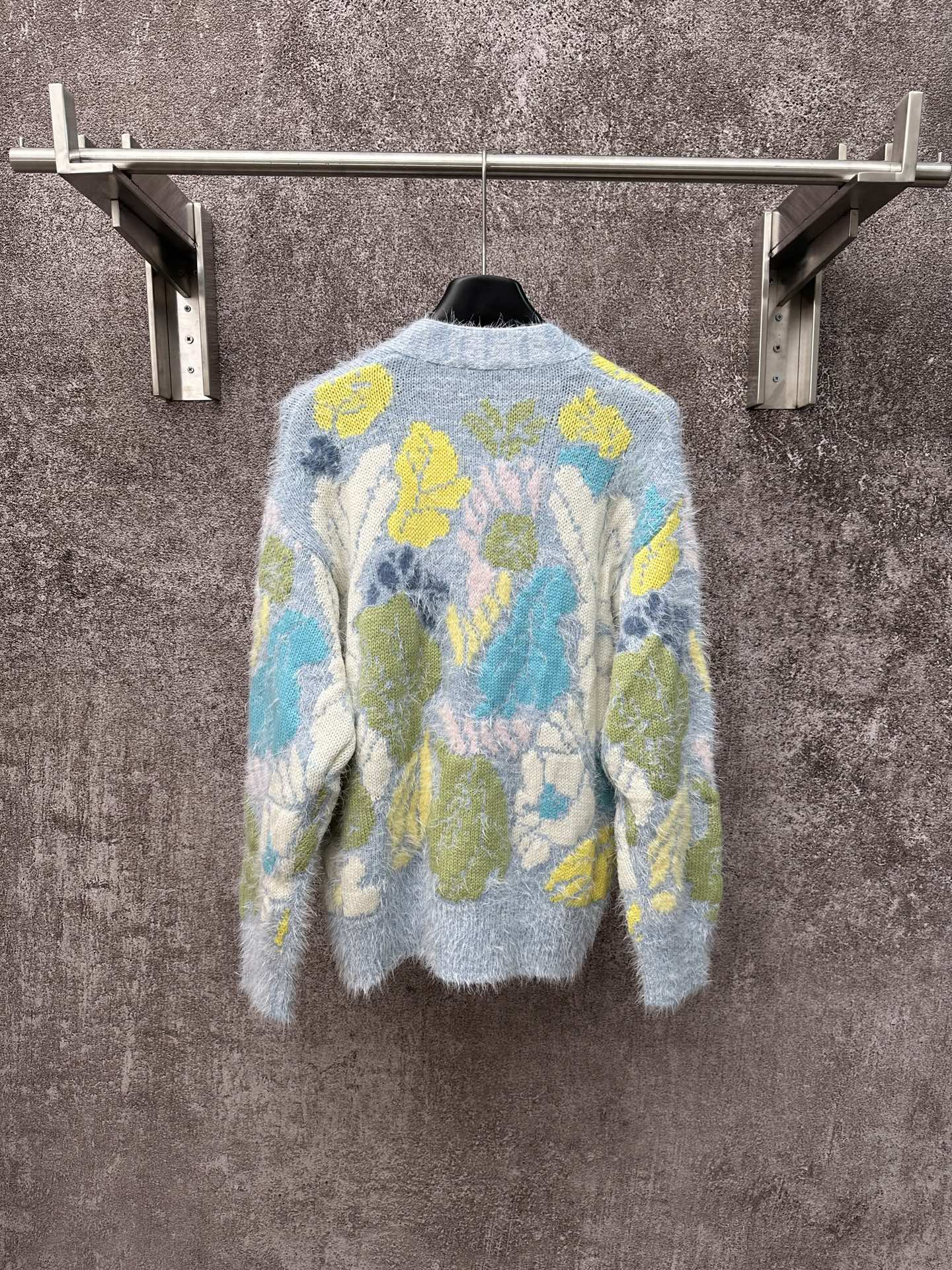 CHANEL高仿毛茸針織開襟外套 女士彩色花紋V領長袖2025早春新款|超A仿原單精品圖片 12 CHANEL高仿毛茸針織開襟外套 女士彩色花紋V領長袖2025早春新款|歐美奢侈品精品推薦