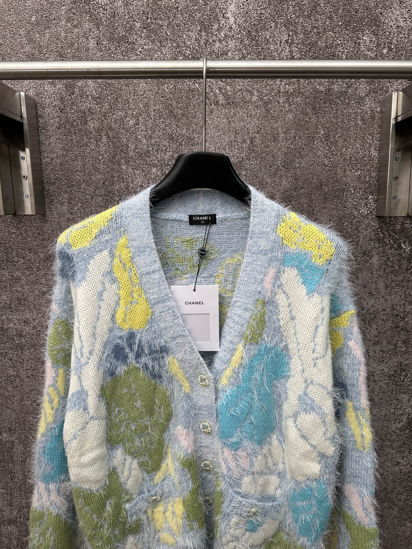 CHANEL高仿毛茸針織開襟外套 女士彩色花紋V領長袖2025早春新款|超A仿原單精品圖片 11 CHANEL高仿毛茸針織開襟外套 女士彩色花紋V領長袖2025早春新款|歐美奢侈品精品推薦