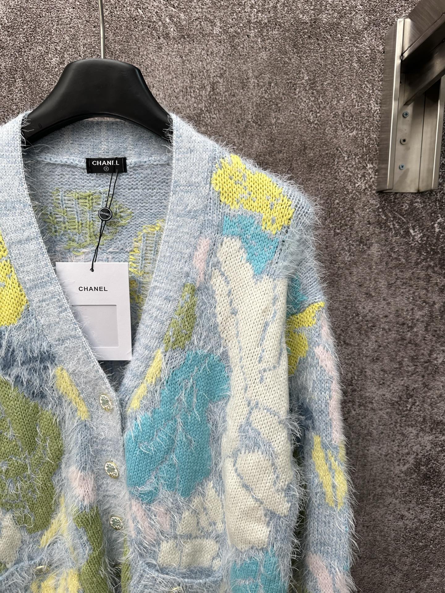 CHANEL高仿毛茸針織開襟外套 女士彩色花紋V領長袖2025早春新款|超A仿原單精品圖片 10 CHANEL高仿毛茸針織開襟外套 女士彩色花紋V領長袖2025早春新款|歐美奢侈品精品推薦