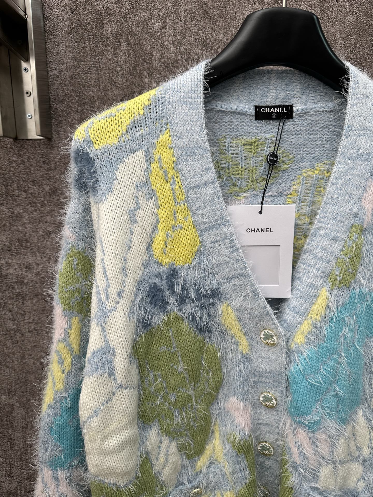 CHANEL高仿毛茸針織開襟外套 女士彩色花紋V領長袖2025早春新款|超A仿原單精品圖片 9 CHANEL高仿毛茸針織開襟外套 女士彩色花紋V領長袖2025早春新款|歐美奢侈品精品推薦