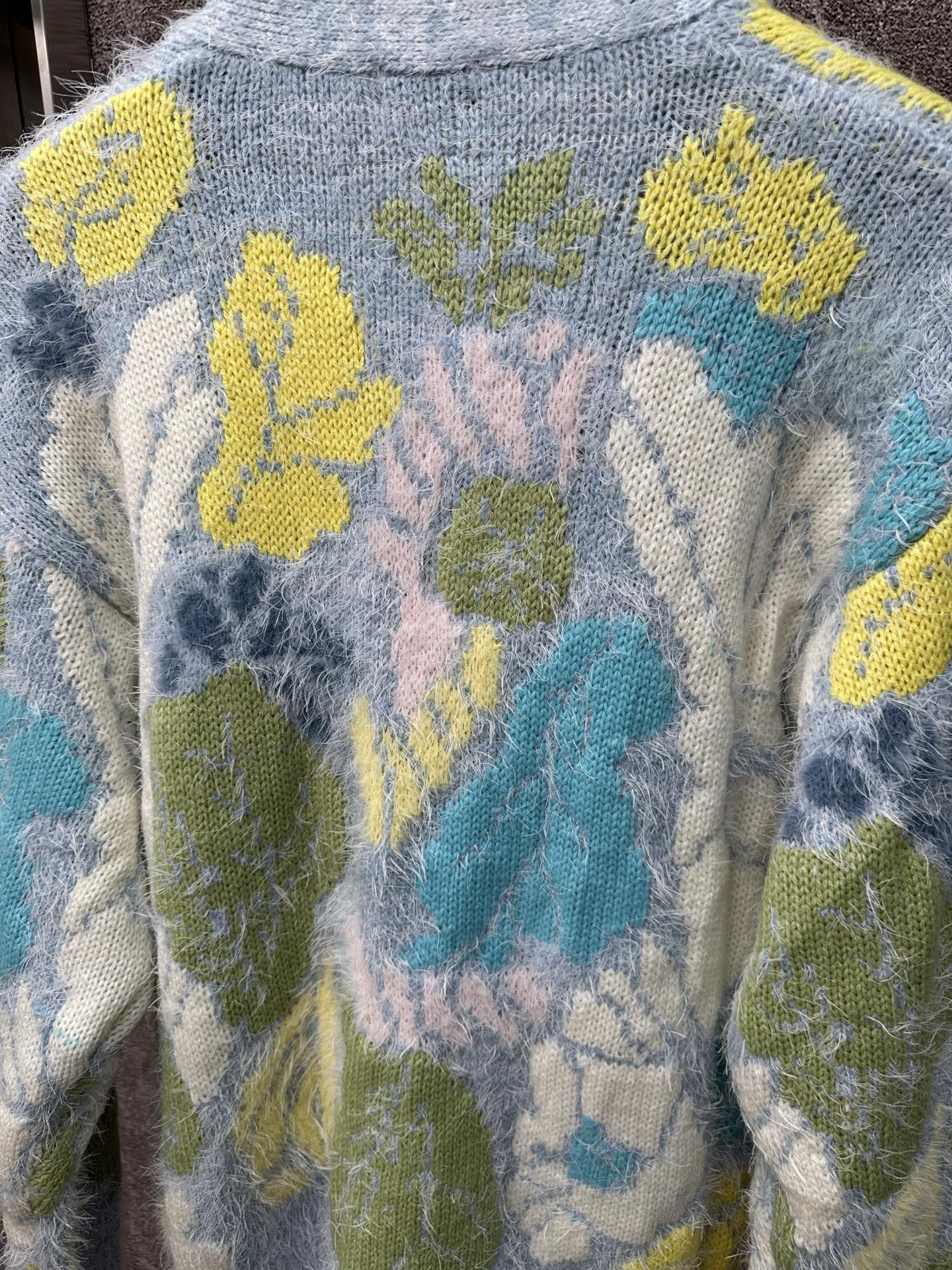 CHANEL高仿毛茸針織開襟外套 女士彩色花紋V領長袖2025早春新款|超A仿原單精品圖片 8 CHANEL高仿毛茸針織開襟外套 女士彩色花紋V領長袖2025早春新款|歐美奢侈品精品推薦