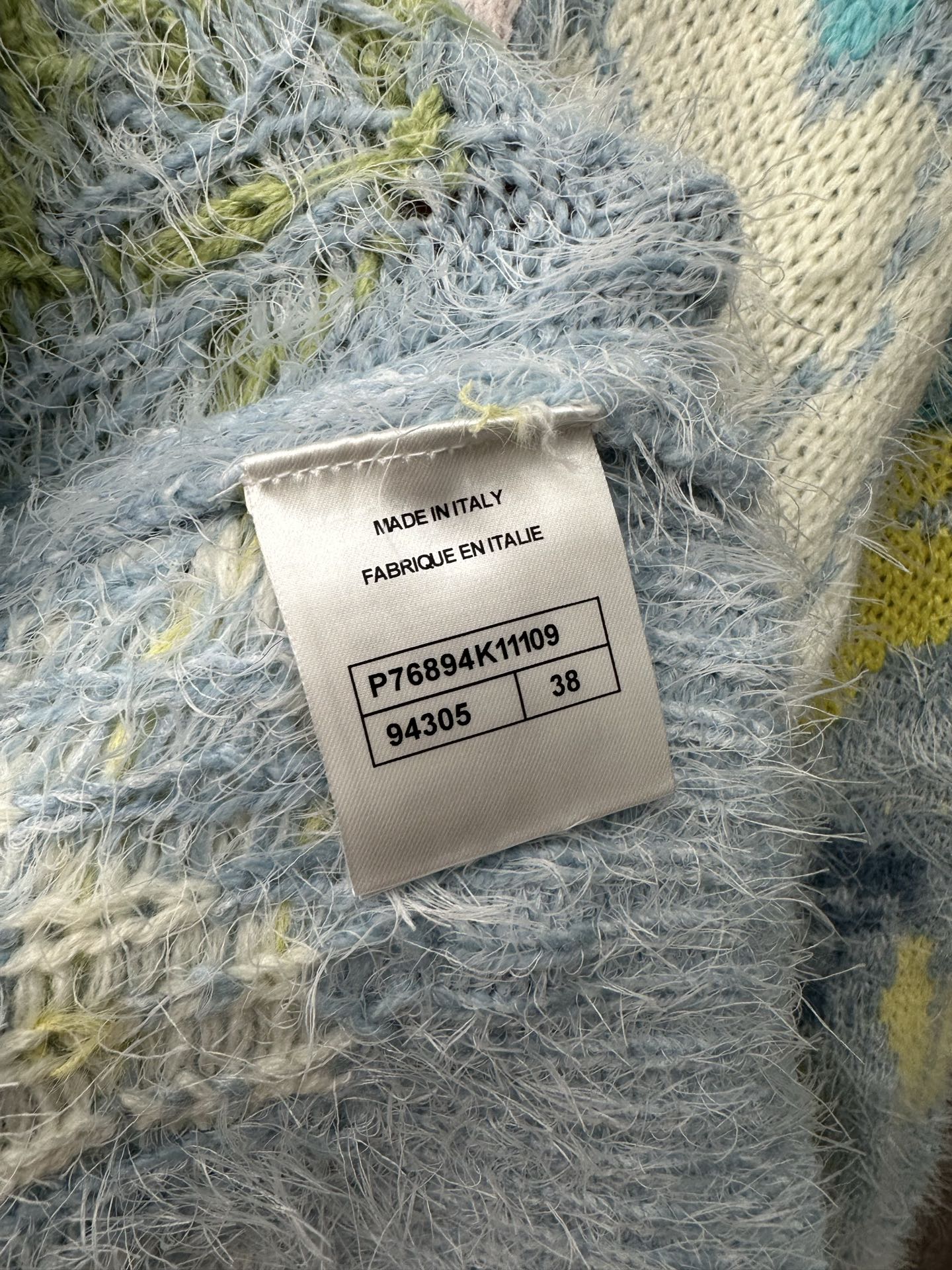 CHANEL高仿毛茸針織開襟外套 女士彩色花紋V領長袖2025早春新款|超A仿原單精品圖片 7 CHANEL高仿毛茸針織開襟外套 女士彩色花紋V領長袖2025早春新款|歐美奢侈品精品推薦