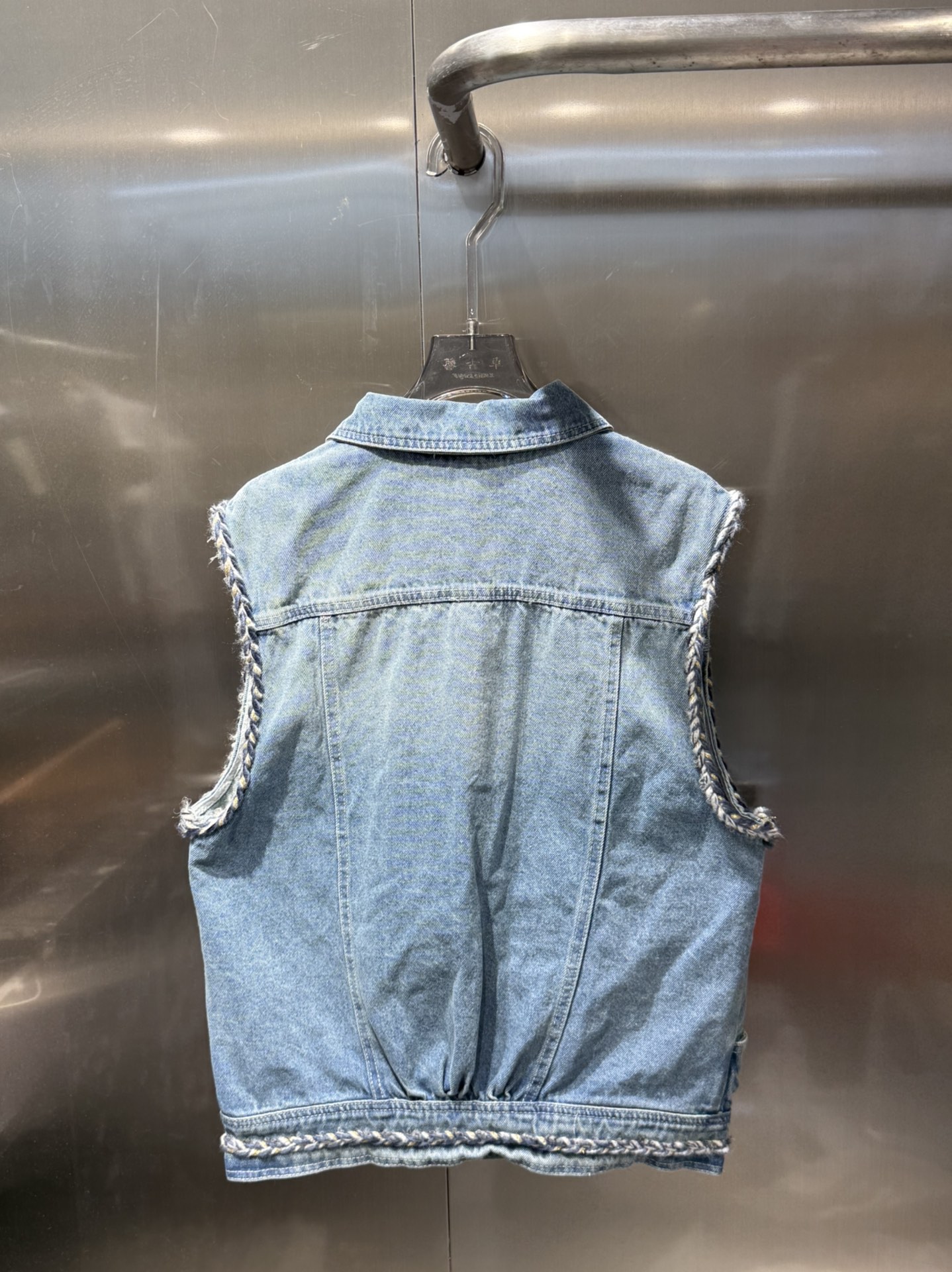 CHANEL 高仿牛仔無袖外套 女士休閒馬甲款 經典時尚設計 2025新作|超A仿原單精品圖片 9 CHANEL 高仿牛仔無袖外套 女士休閒馬甲款 經典時尚設計 2025新作|歐美奢侈品精品推薦