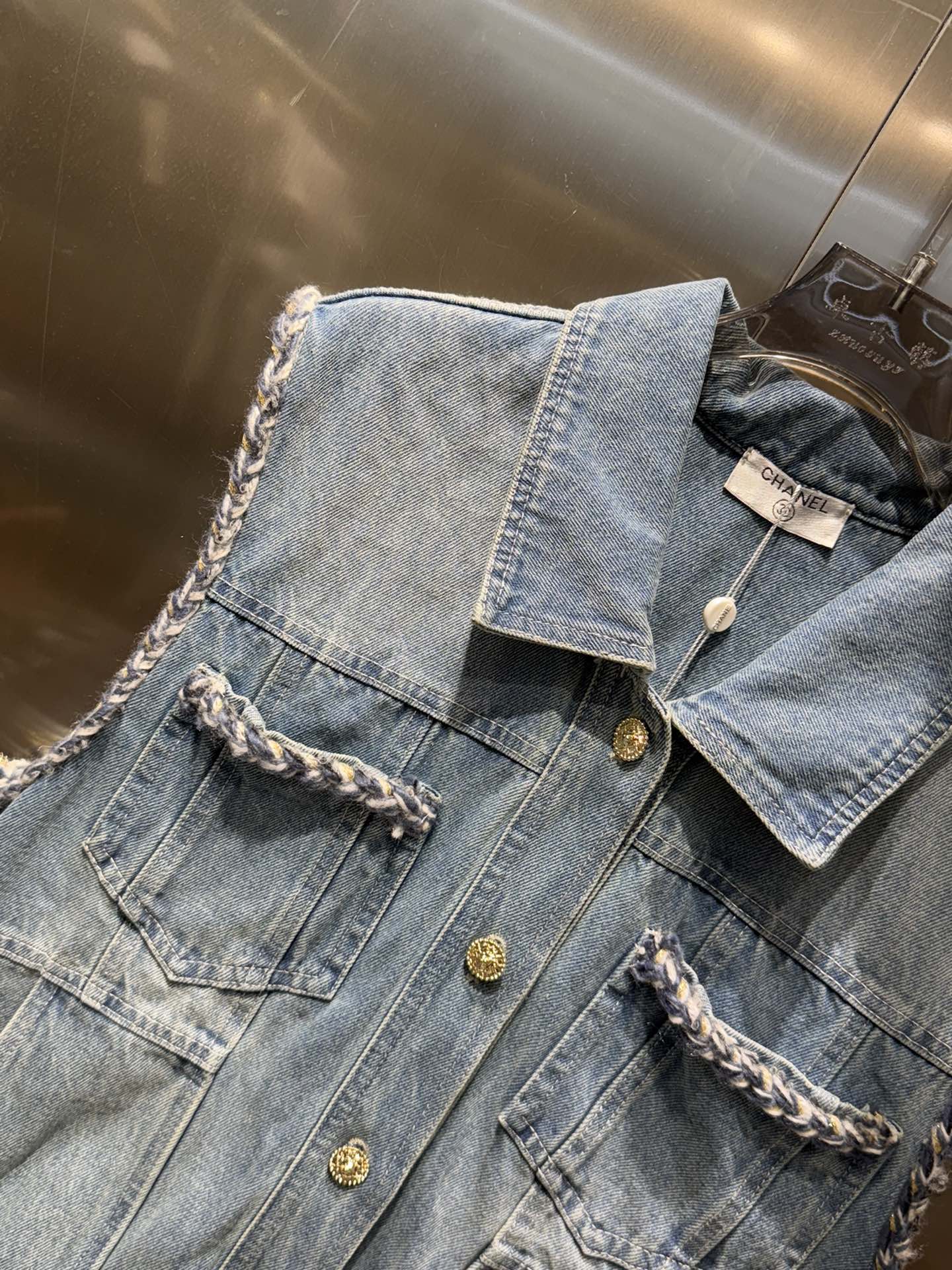 CHANEL 高仿牛仔無袖外套 女士休閒馬甲款 經典時尚設計 2025新作|超A仿原單精品圖片 8 CHANEL 高仿牛仔無袖外套 女士休閒馬甲款 經典時尚設計 2025新作|歐美奢侈品精品推薦