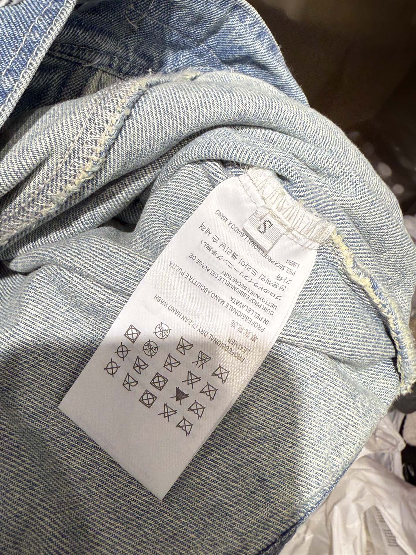 CHANEL 高仿牛仔無袖外套 女士休閒馬甲款 經典時尚設計 2025新作|超A仿原單精品圖片 7 CHANEL 高仿牛仔無袖外套 女士休閒馬甲款 經典時尚設計 2025新作|歐美奢侈品精品推薦