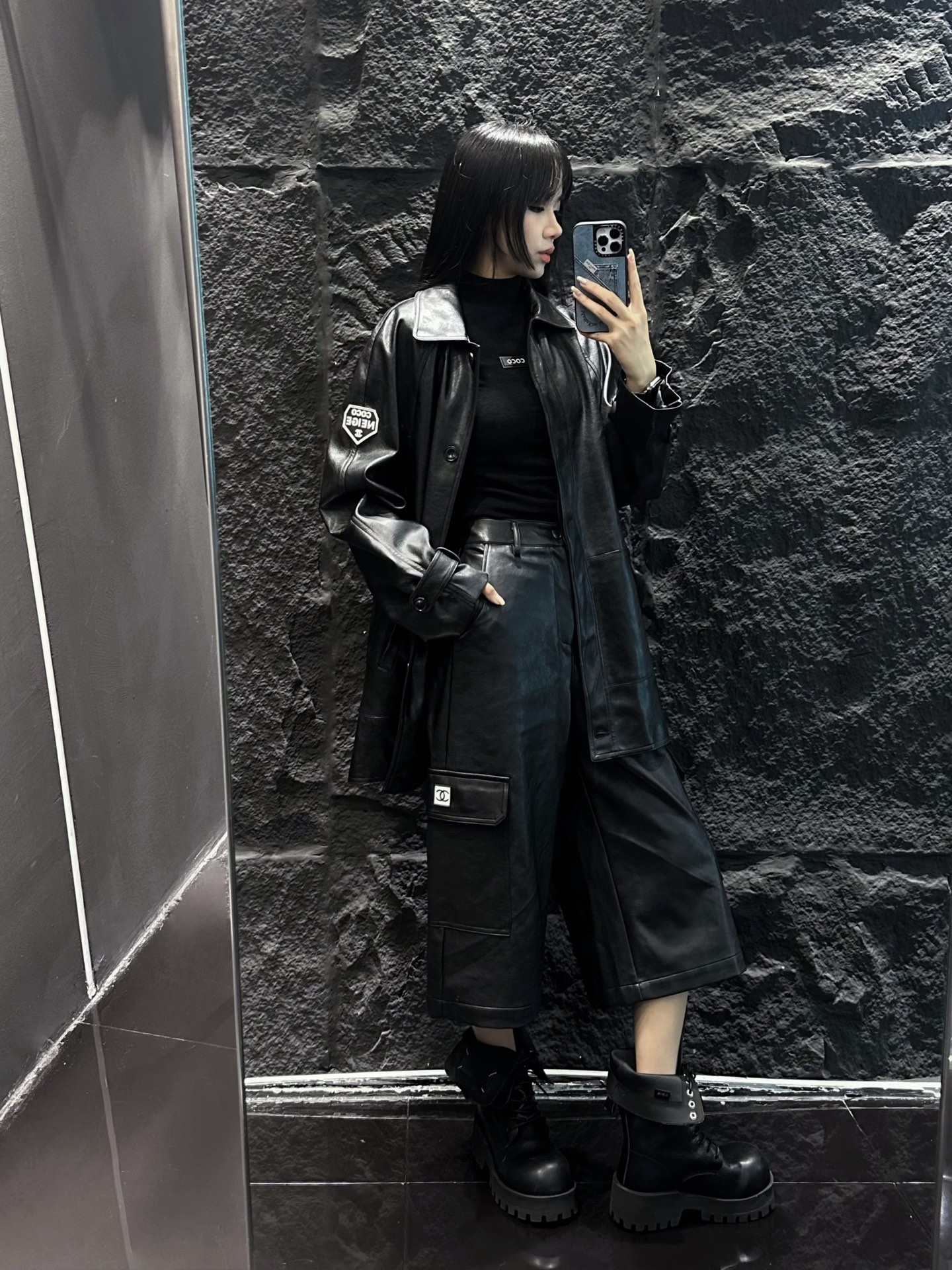 CHANEL高仿皮革工裝寬褲 女士街頭時尚百搭休閒褲|超A仿原單精品圖片 11 CHANEL高仿皮革工裝寬褲 女士街頭時尚百搭休閒褲|歐美奢侈品精品推薦