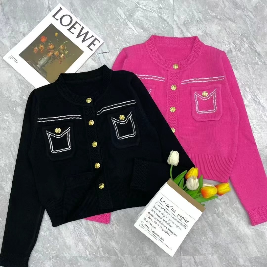 CHANEL原單金扣針織開衫 女士雙口袋設計 黑粉兩色可選|超A仿原單精品圖片 3 CHANEL原單金扣針織開衫 女士雙口袋設計 黑粉兩色可選|歐美奢侈品精品推薦