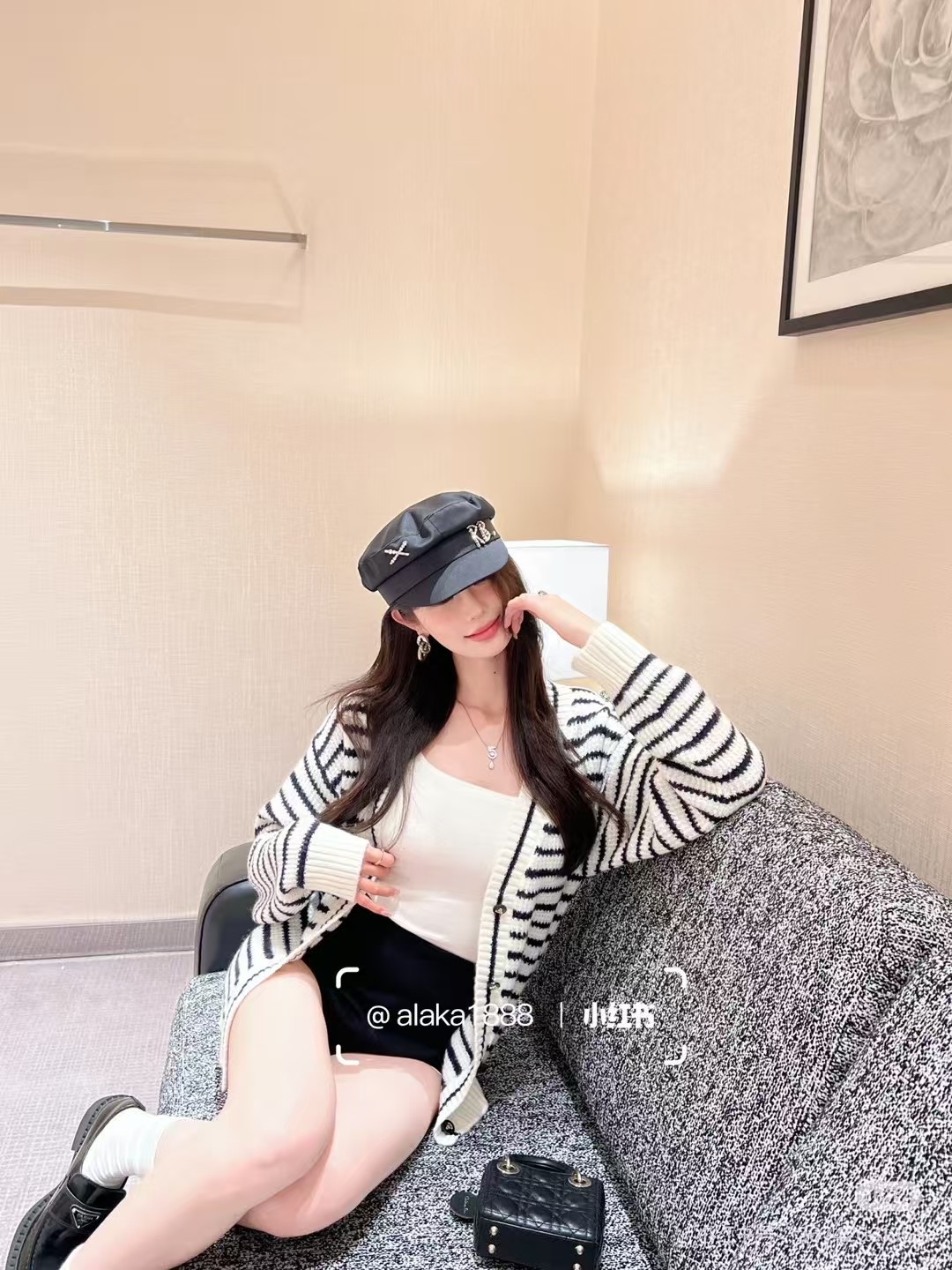 CHANEL高仿黑白條紋針織外套 女士經典雙色開襟設計|超A仿原單精品圖片 6 CHANEL高仿黑白條紋針織外套 女士經典雙色開襟設計|歐美奢侈品精品推薦