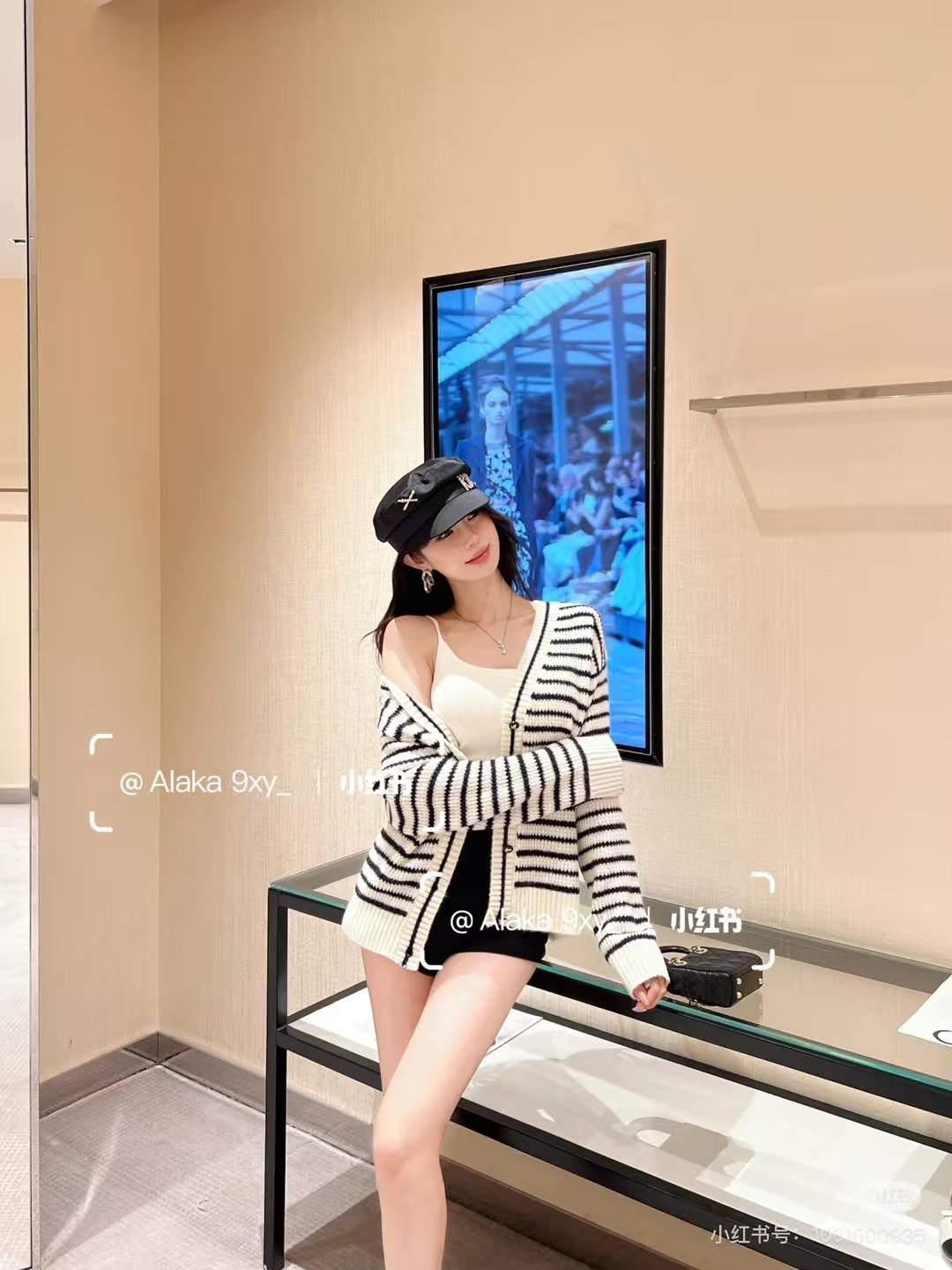 CHANEL高仿黑白條紋針織外套 女士經典雙色開襟設計|超A仿原單精品圖片 10 CHANEL高仿黑白條紋針織外套 女士經典雙色開襟設計|歐美奢侈品精品推薦