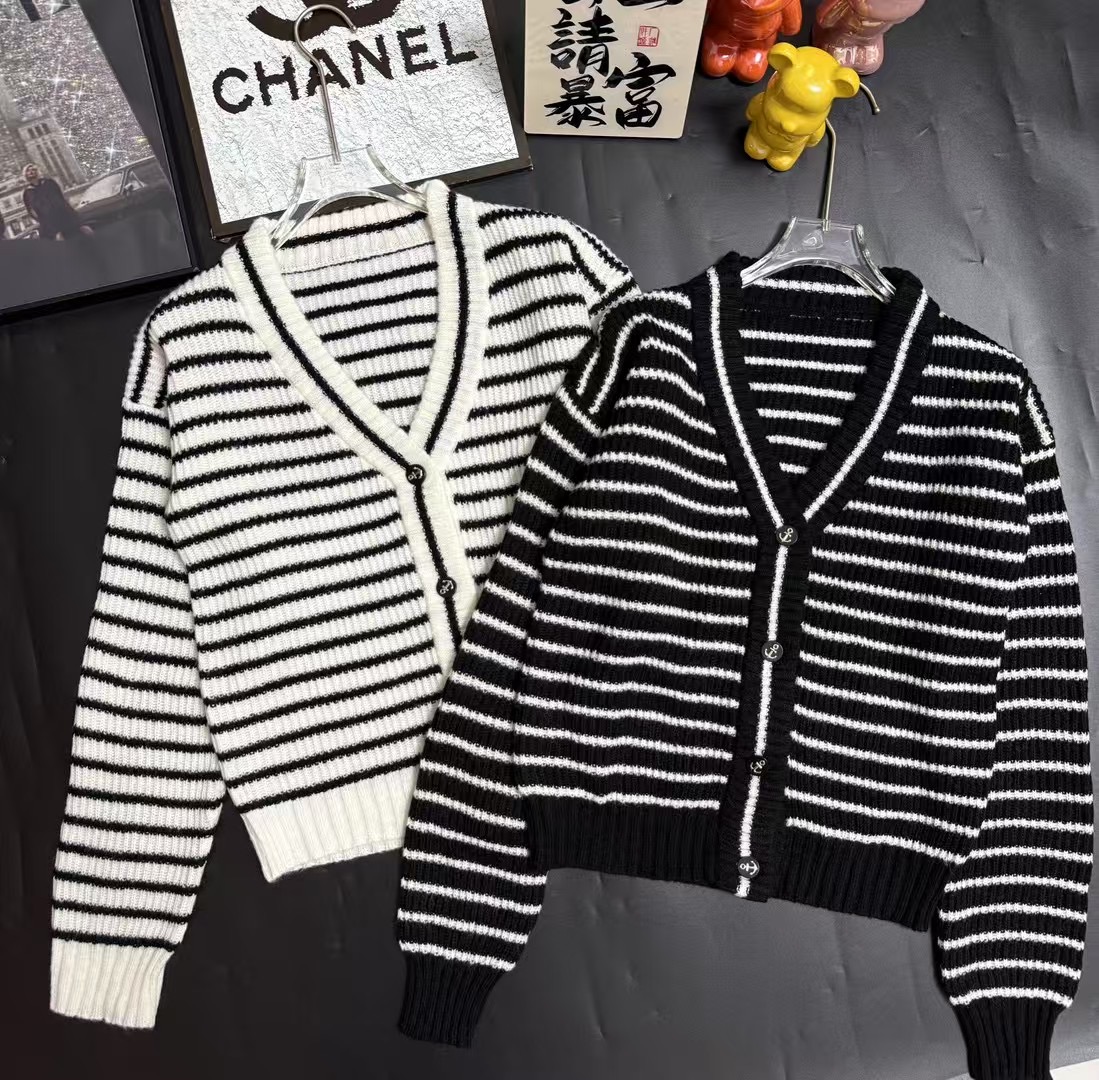 CHANEL高仿黑白條紋針織外套 女士經典雙色開襟設計|超A仿原單精品圖片 3 CHANEL高仿黑白條紋針織外套 女士經典雙色開襟設計|歐美奢侈品精品推薦