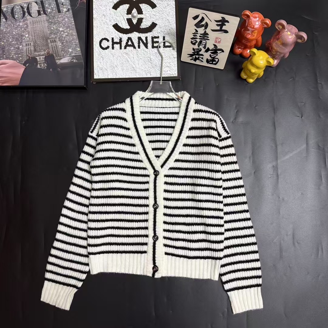 CHANEL高仿黑白條紋針織外套 女士經典雙色開襟設計|超A仿原單精品圖片 8 CHANEL高仿黑白條紋針織外套 女士經典雙色開襟設計|歐美奢侈品精品推薦