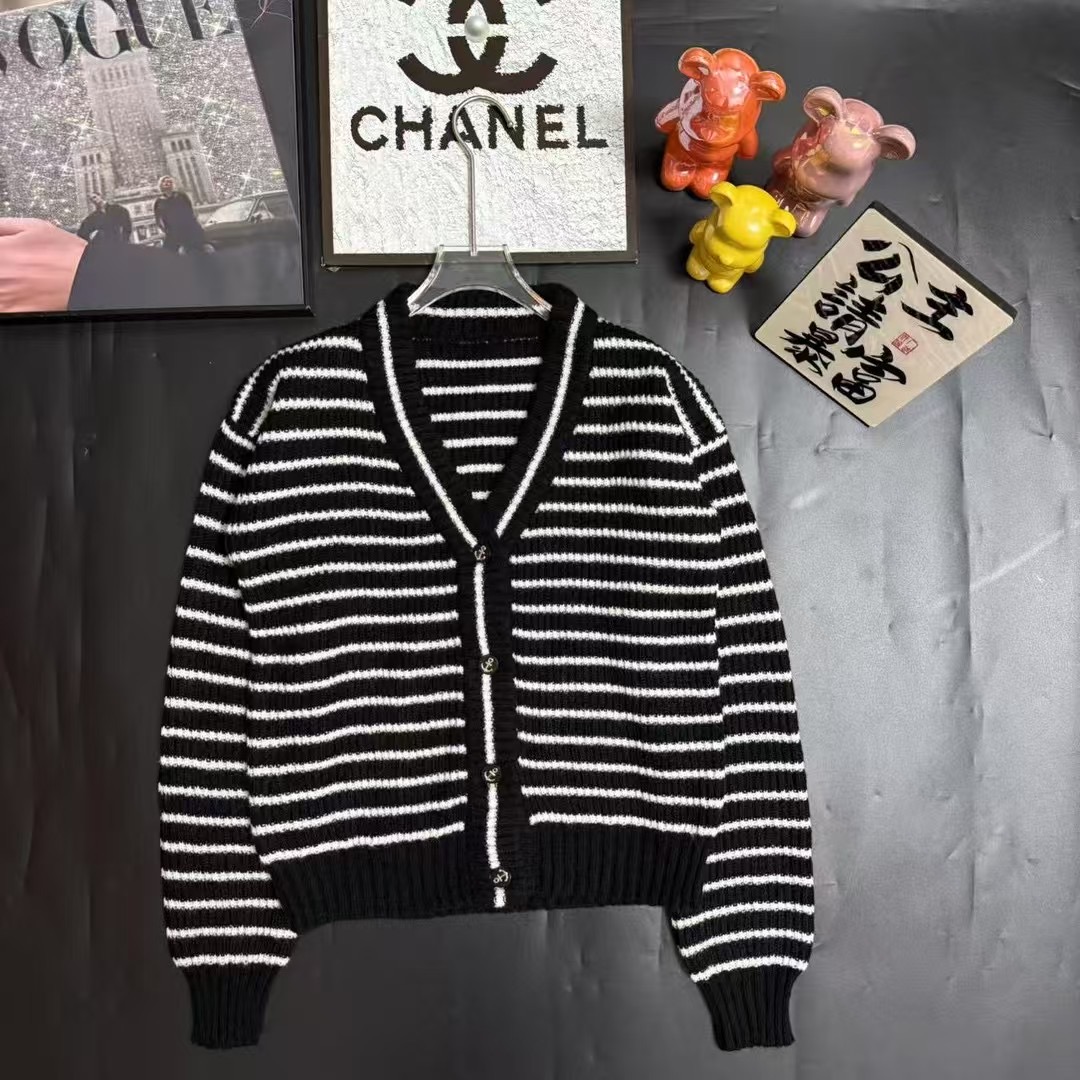 CHANEL高仿黑白條紋針織外套 女士經典雙色開襟設計|超A仿原單精品圖片 7 CHANEL高仿黑白條紋針織外套 女士經典雙色開襟設計|歐美奢侈品精品推薦