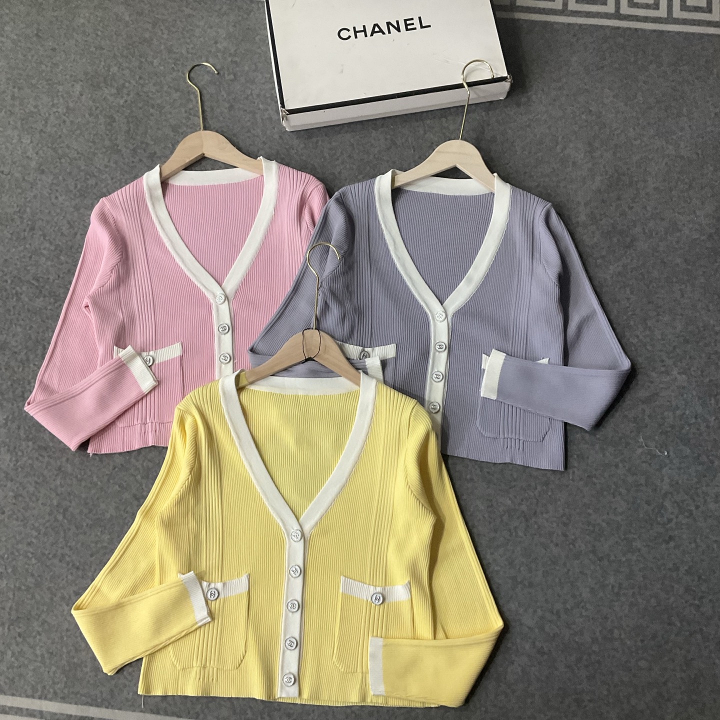 CHANEL精品仿製拼色針織開襟衫 女士柔色系設計 三色可選