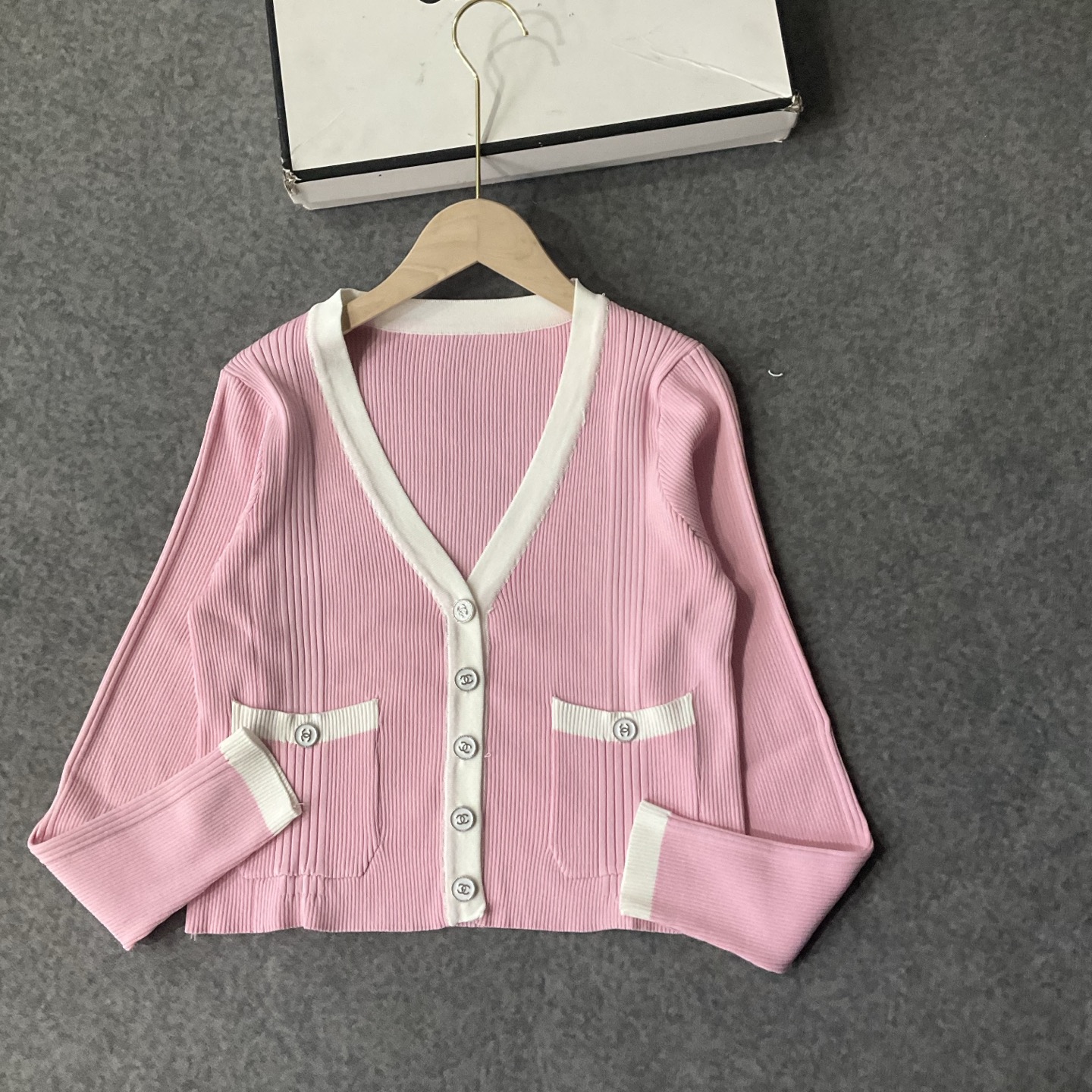 CHANEL精品仿製拼色針織開襟衫 女士柔色系設計 三色可選|超A仿原單精品圖片 11 CHANEL精品仿製拼色針織開襟衫 女士柔色系設計 三色可選|歐美奢侈品精品推薦