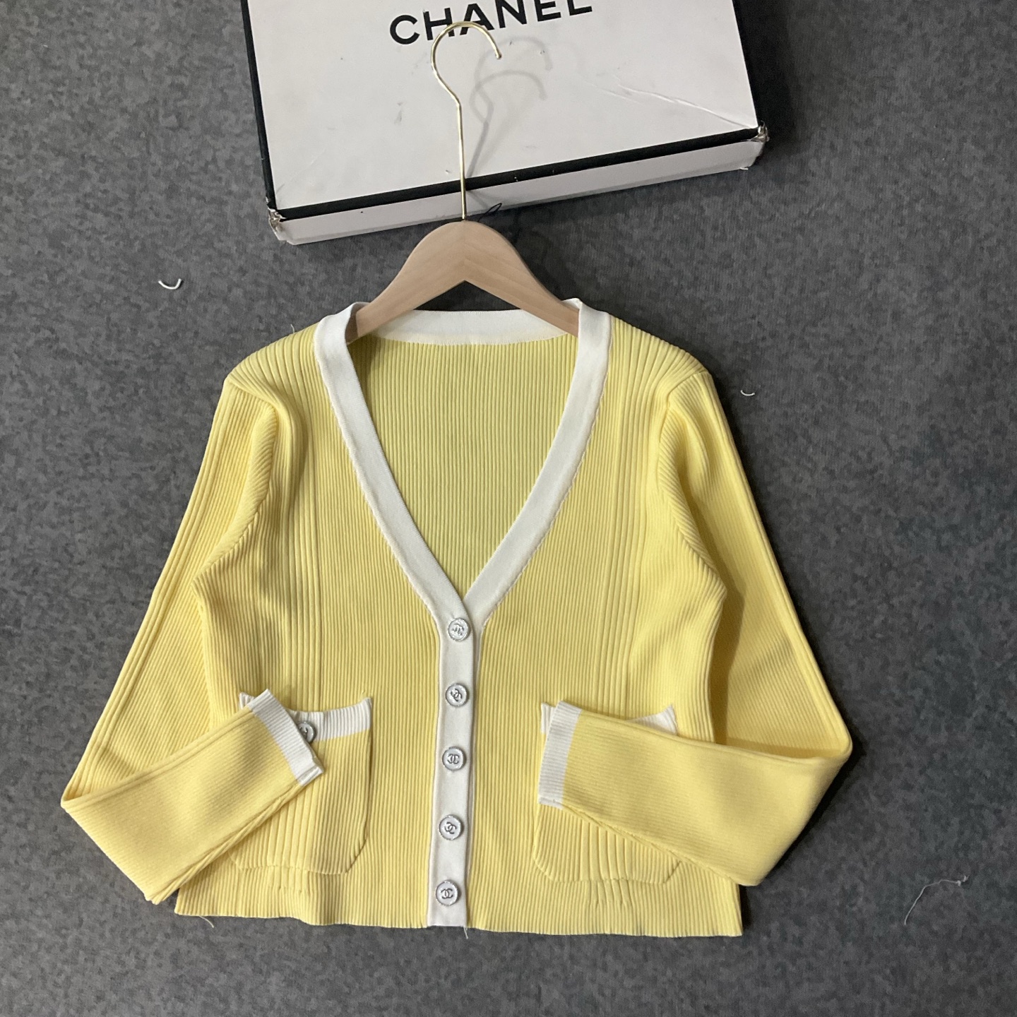 CHANEL精品仿製拼色針織開襟衫 女士柔色系設計 三色可選|超A仿原單精品圖片 10 CHANEL精品仿製拼色針織開襟衫 女士柔色系設計 三色可選|歐美奢侈品精品推薦