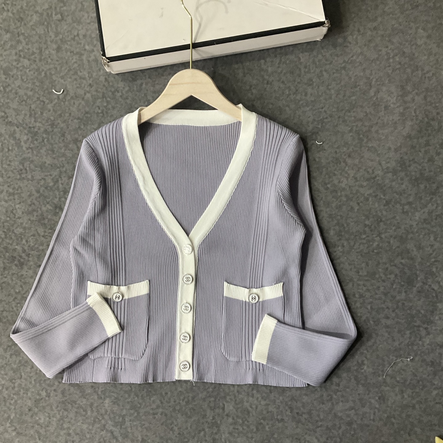 CHANEL精品仿製拼色針織開襟衫 女士柔色系設計 三色可選|超A仿原單精品圖片 9 CHANEL精品仿製拼色針織開襟衫 女士柔色系設計 三色可選|歐美奢侈品精品推薦