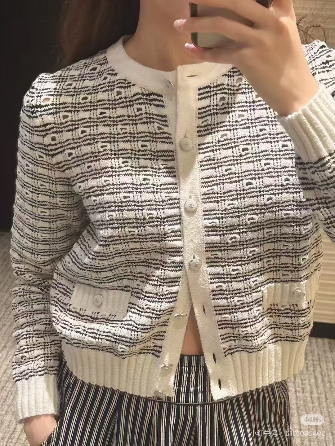 CHANEL高仿條紋針織開襟外套 女士雙口袋金扣短版設計|超A仿原單精品圖片 12 CHANEL高仿條紋針織開襟外套 女士雙口袋金扣短版設計|歐美奢侈品精品推薦